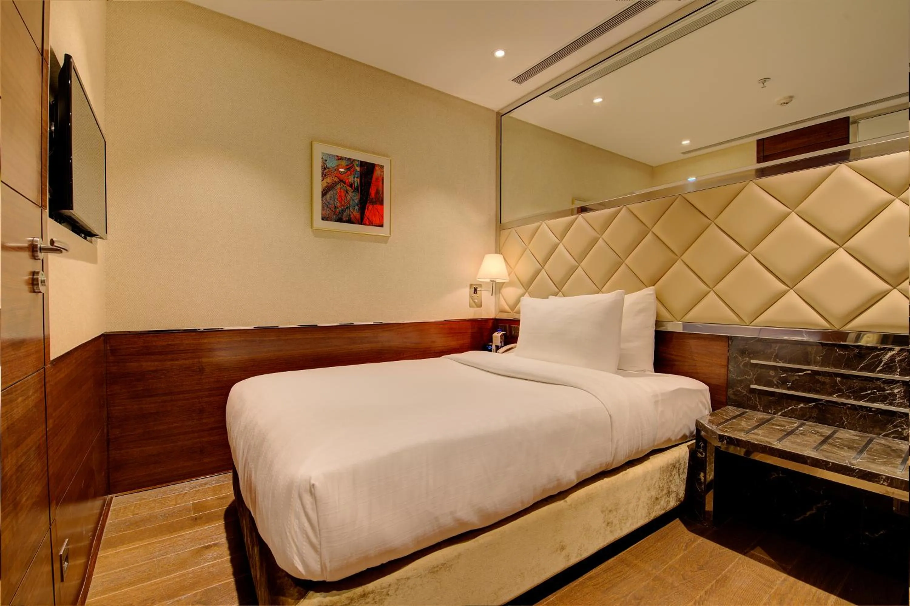 Bedroom, Bed in Niranta Transit Hotel Mumbai Airport - At Arrivals