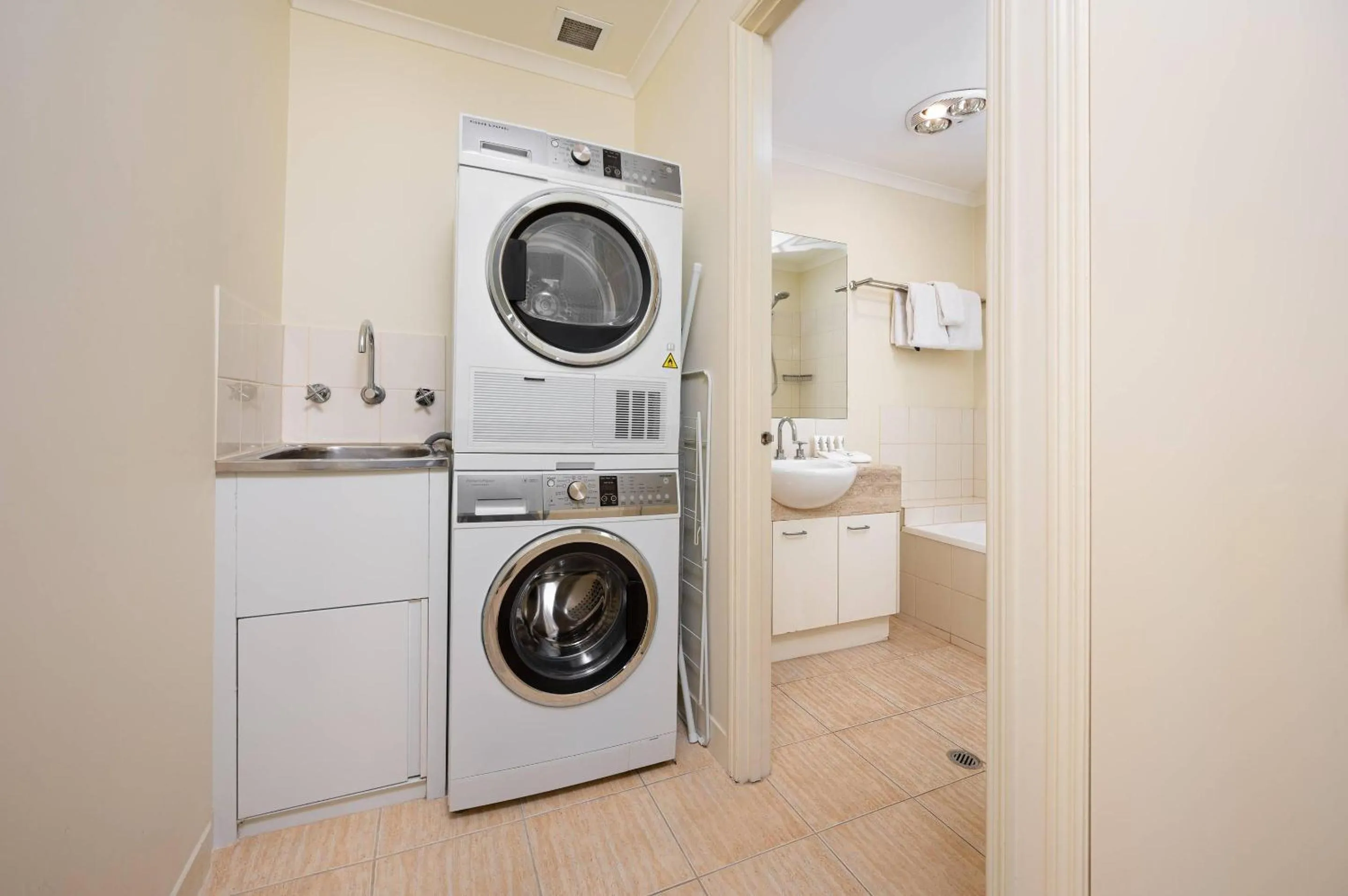 Bedroom in MainStay Suites Kew