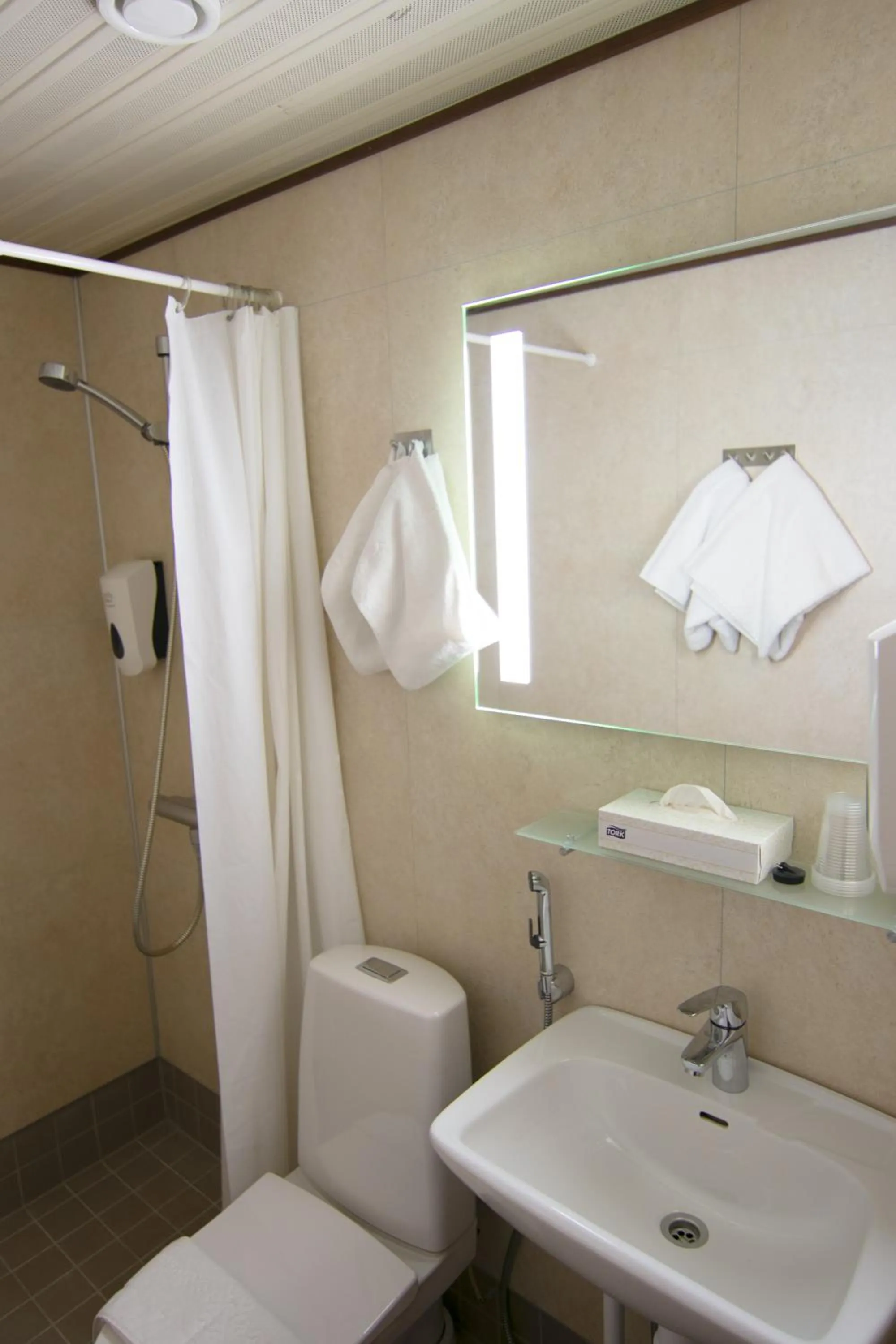 Shower in Hotel Kivitasku