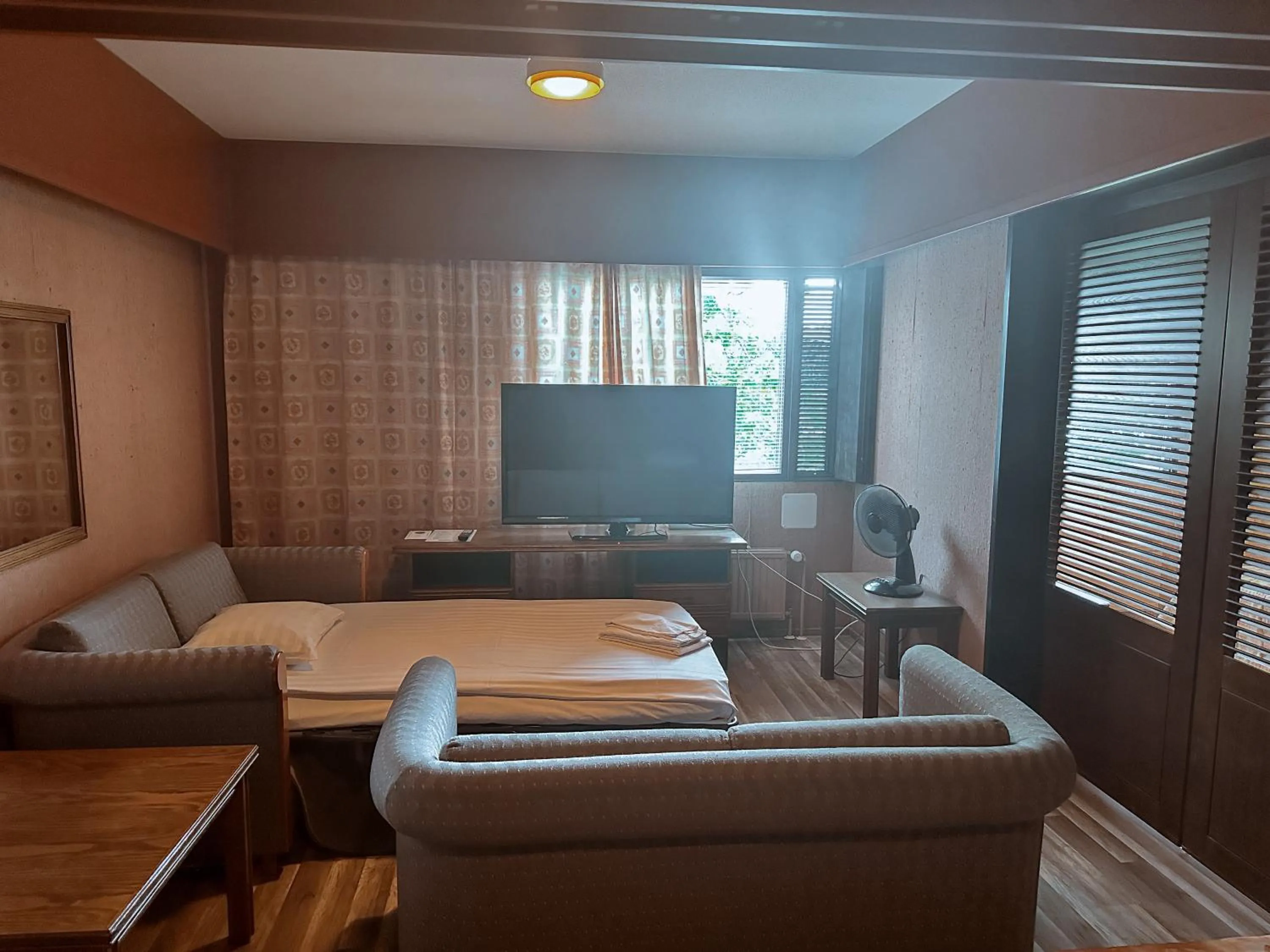 Communal lounge/ TV room, Bed in Hotel Sommelo