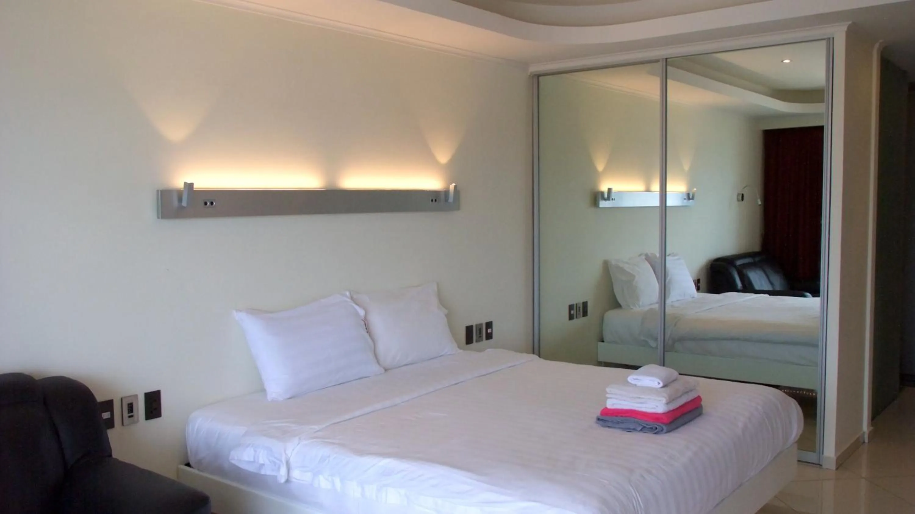 Bed in View Talay 6 Pattaya Beach by CANDO