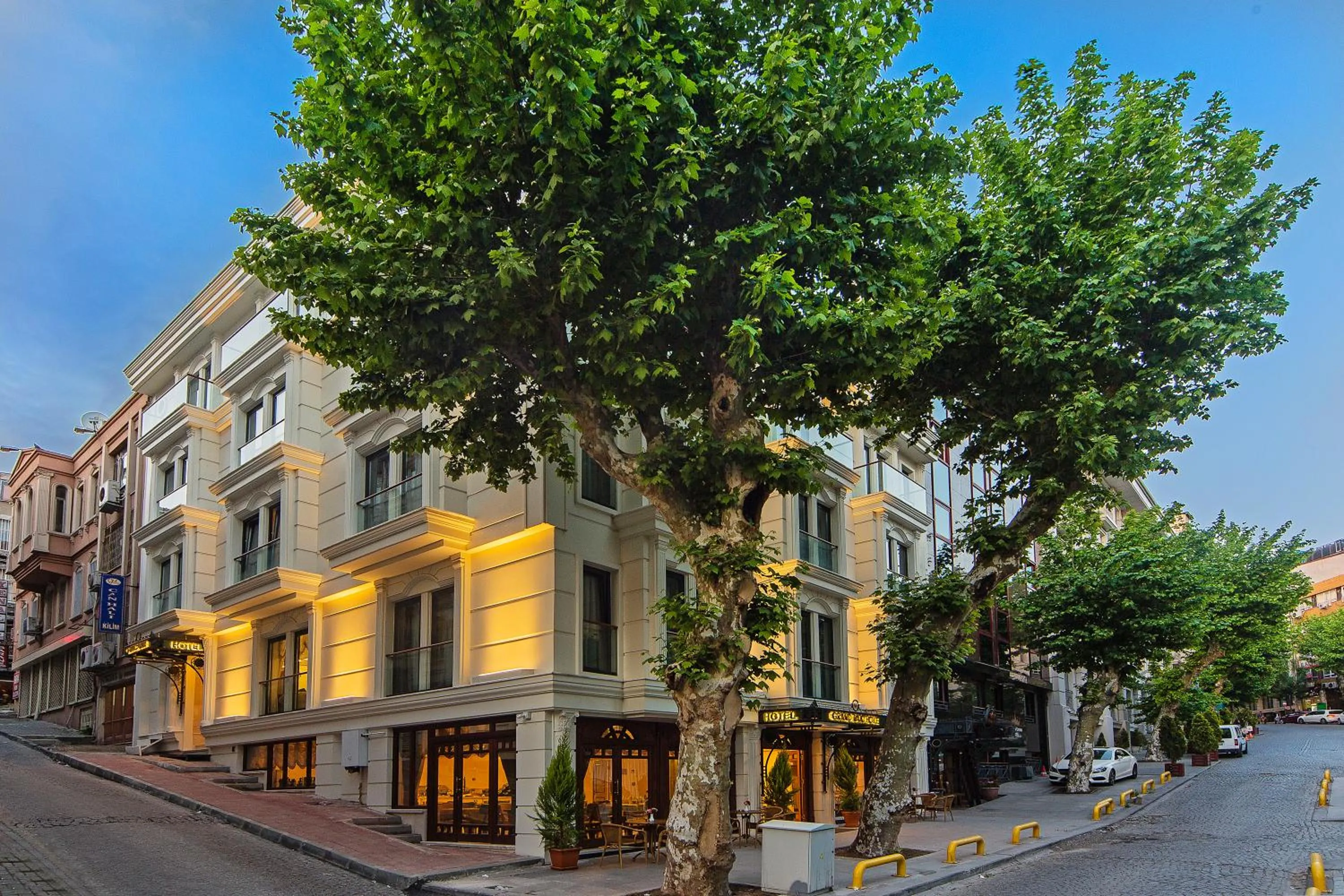 Facade/entrance in Grand Naki Hotel