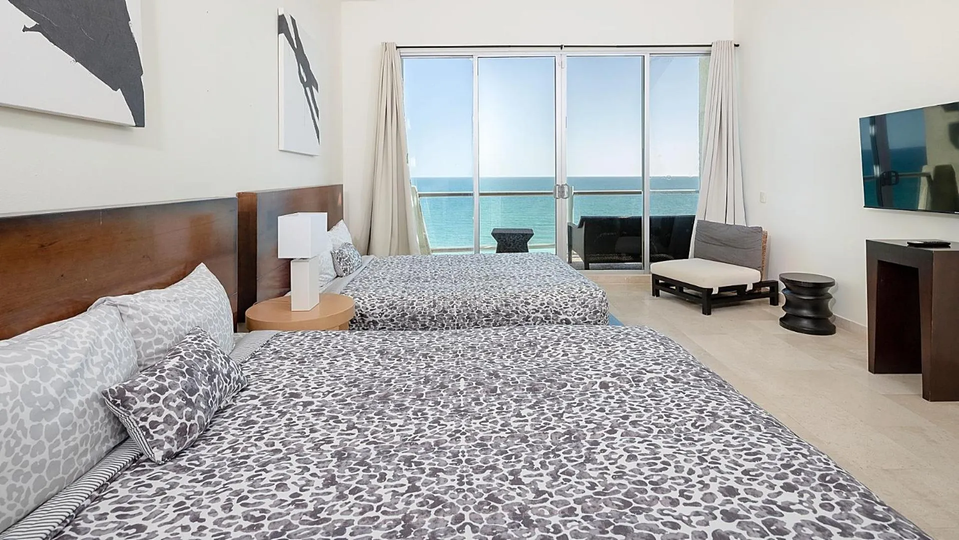 Photo of the whole room, Bed in Encanto Living Penthouse by Kivoya