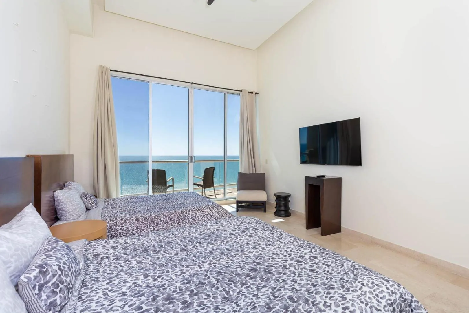 Photo of the whole room, Bed in Encanto Living Penthouse by Kivoya