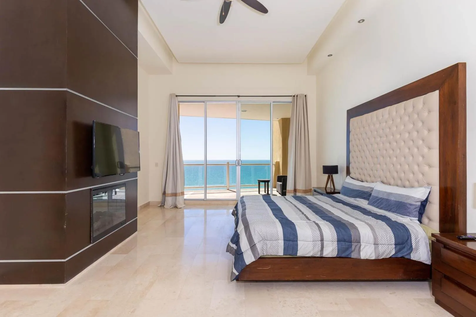 Photo of the whole room, Bed in Encanto Living Penthouse by Kivoya