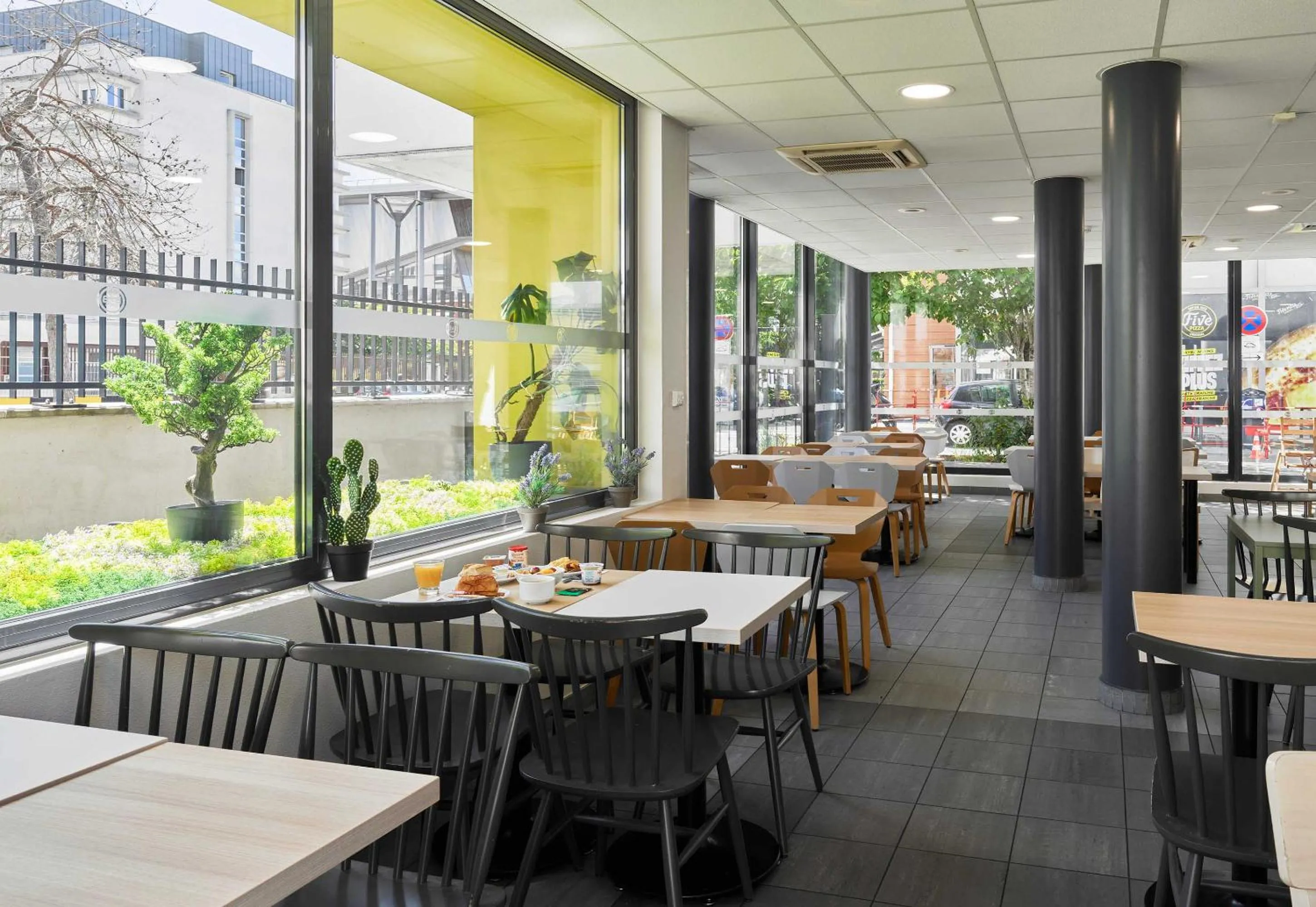 Restaurant/places to eat in B&B HOTEL Paris Est Bobigny Université