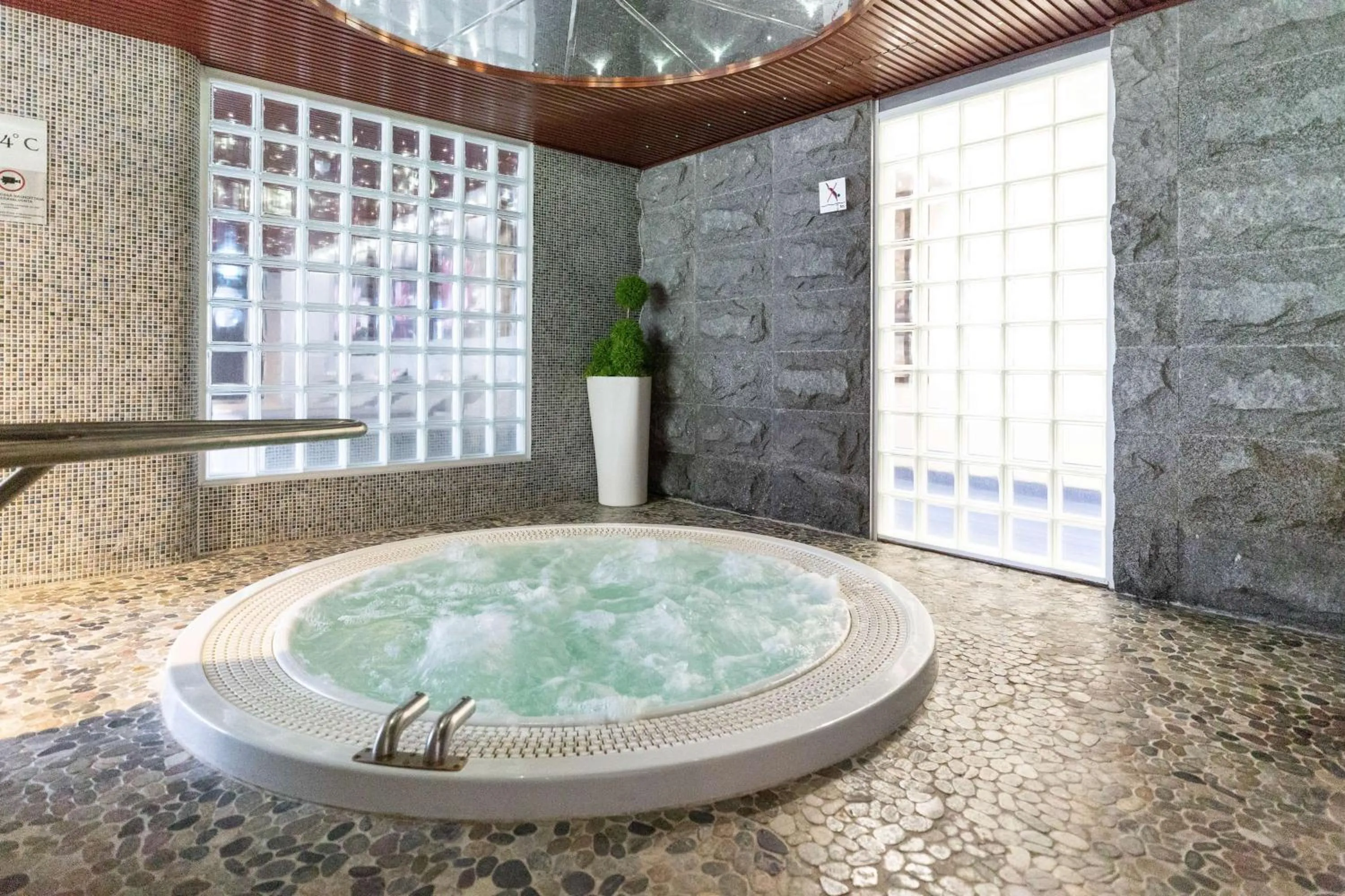 Pool view in Imatran Valtionhotelli