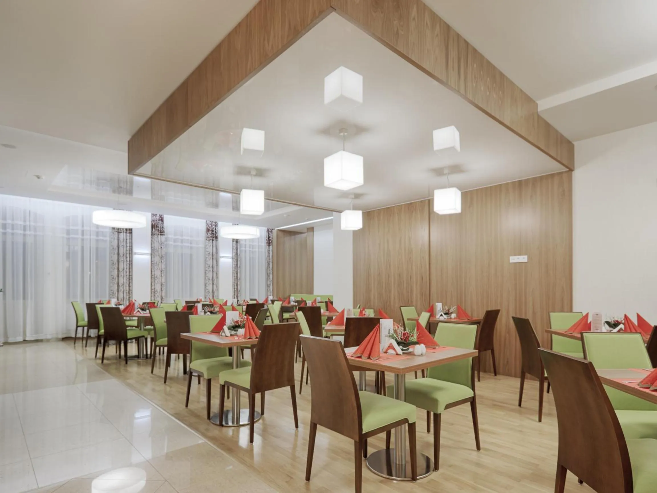 Restaurant/places to eat in Spa Hotel Iris