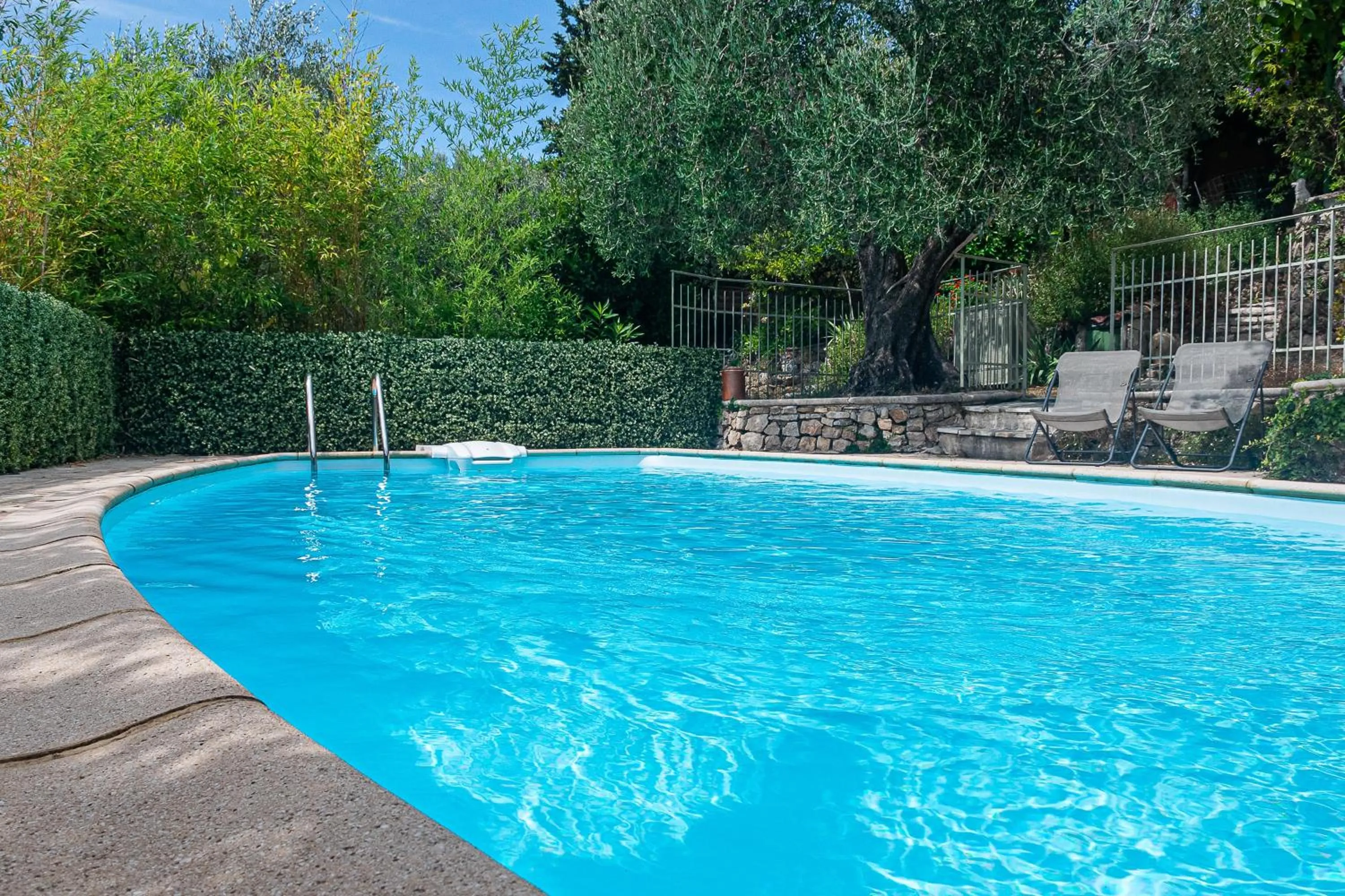 Swimming pool in Le Clos des Oliviers 188 chemin du Hameau des Bourges 06650 Le Rouret