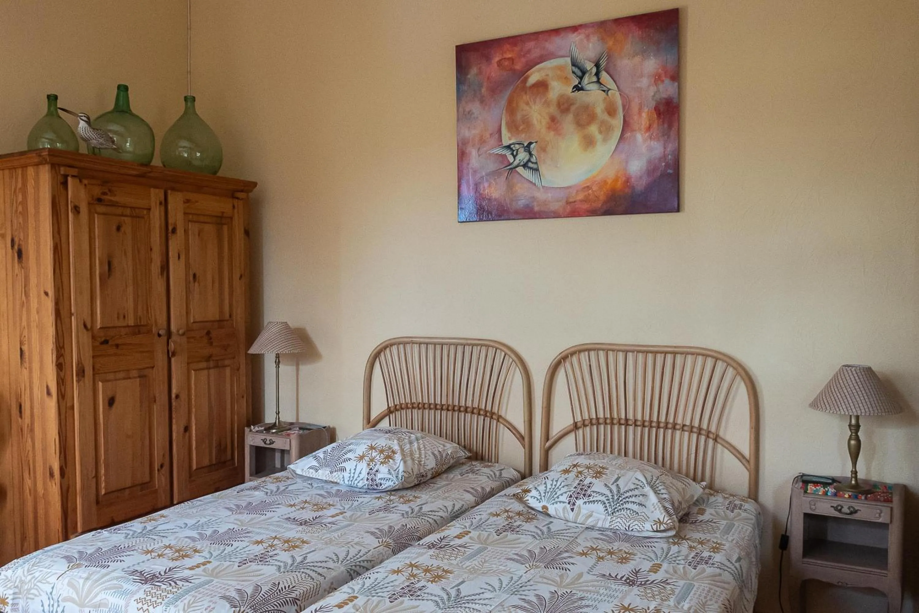 Bedroom, Bed in Le Clos des Oliviers 188 chemin du Hameau des Bourges 06650 Le Rouret