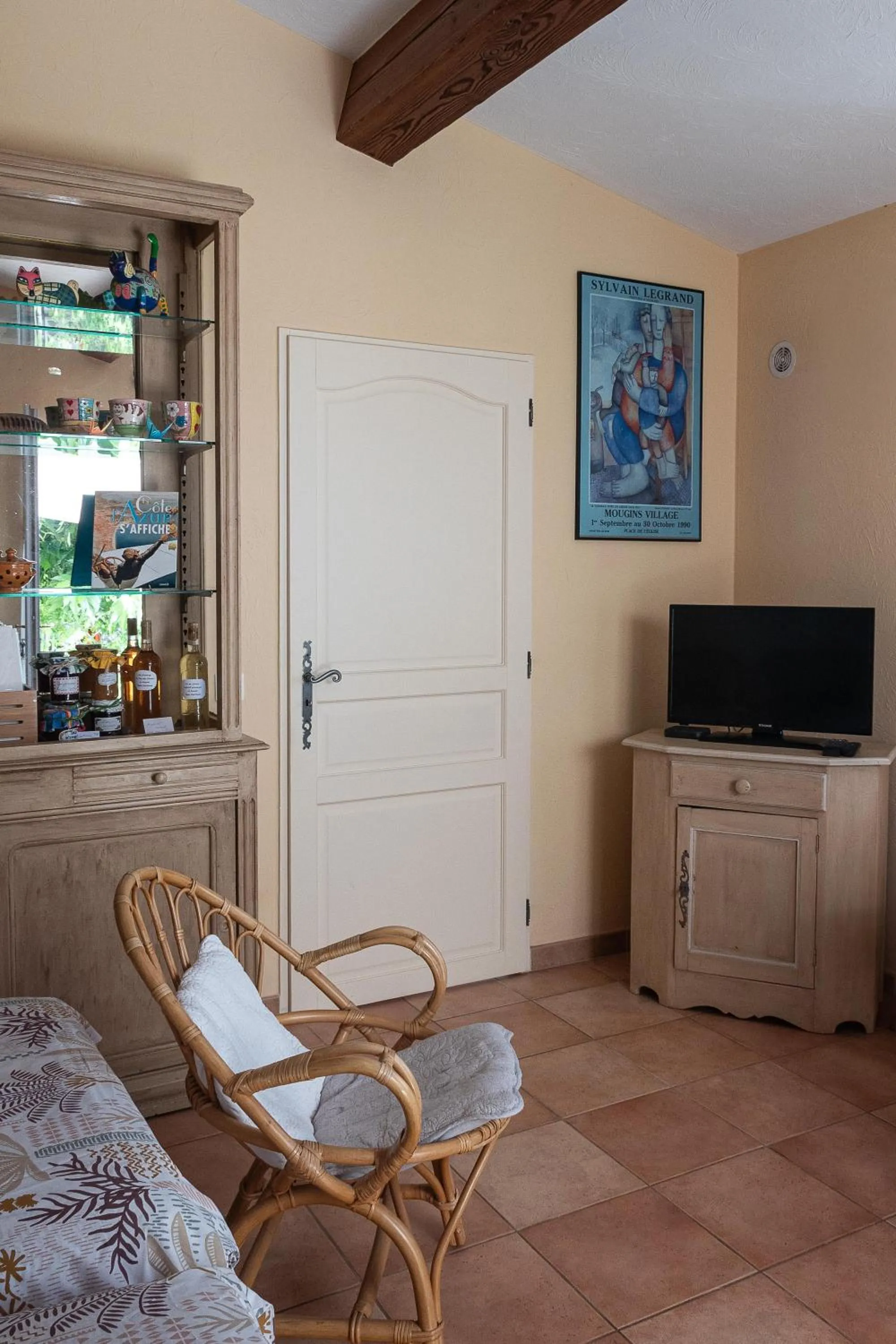 TV and multimedia in Le Clos des Oliviers 188 chemin du Hameau des Bourges 06650 Le Rouret