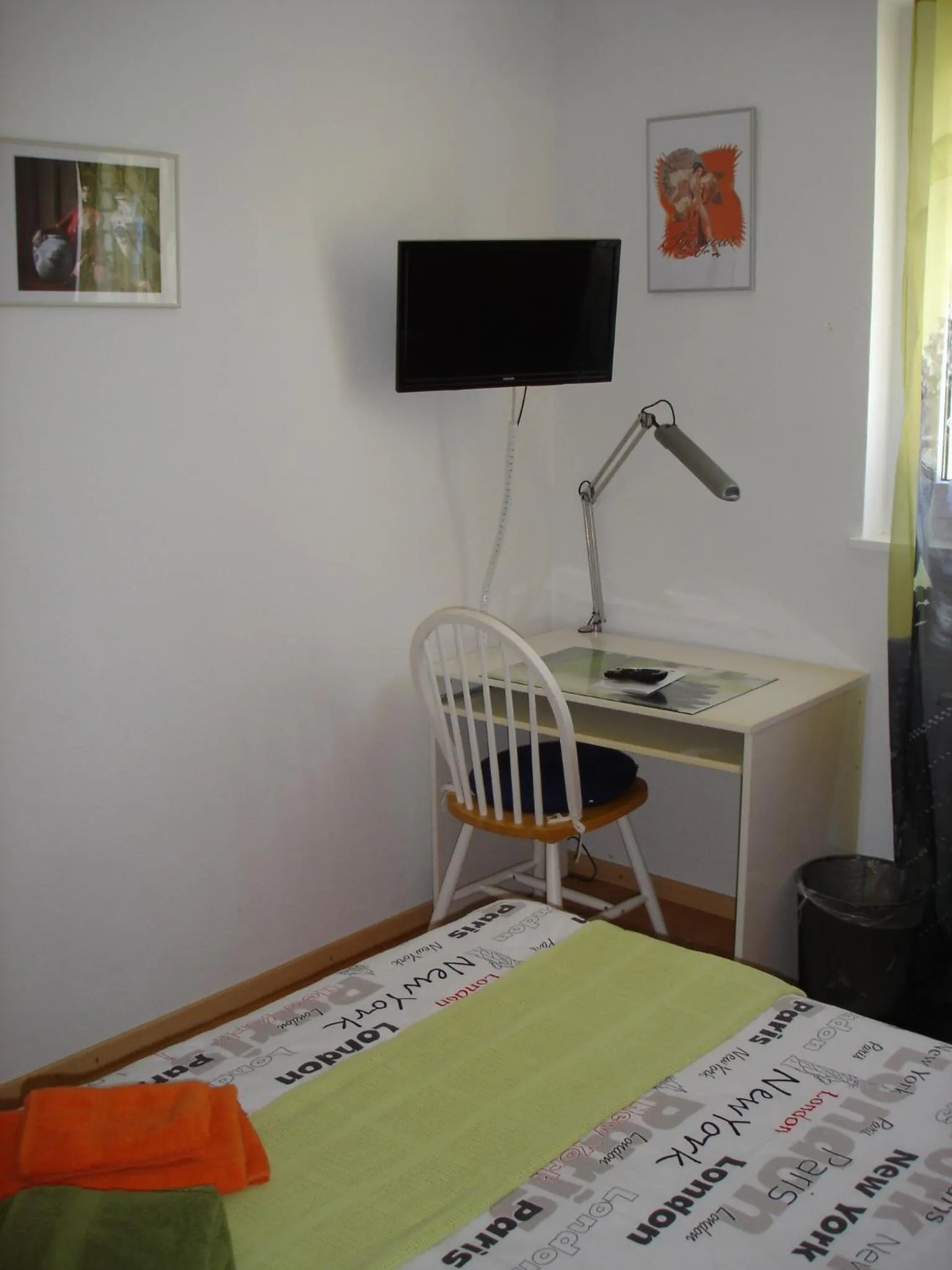 Photo of the whole room, Bed in BnB Le Relais du Château
