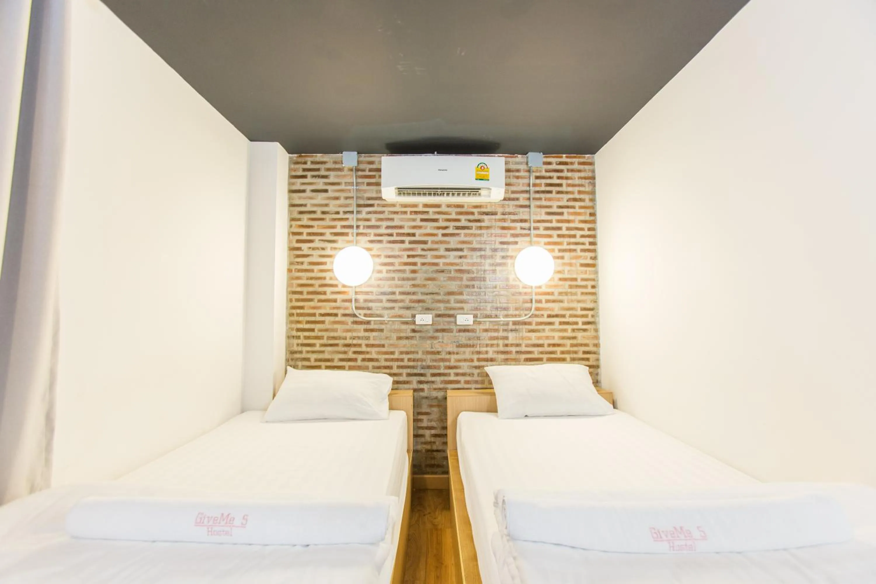 Bathroom in Give Me 5 Hostel