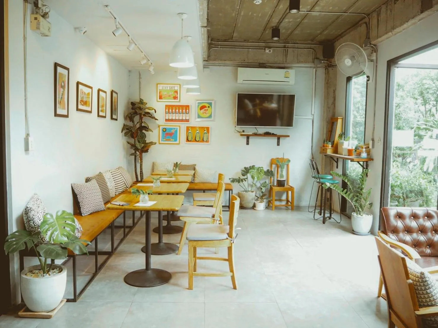 Seating area in Give Me 5 Hostel