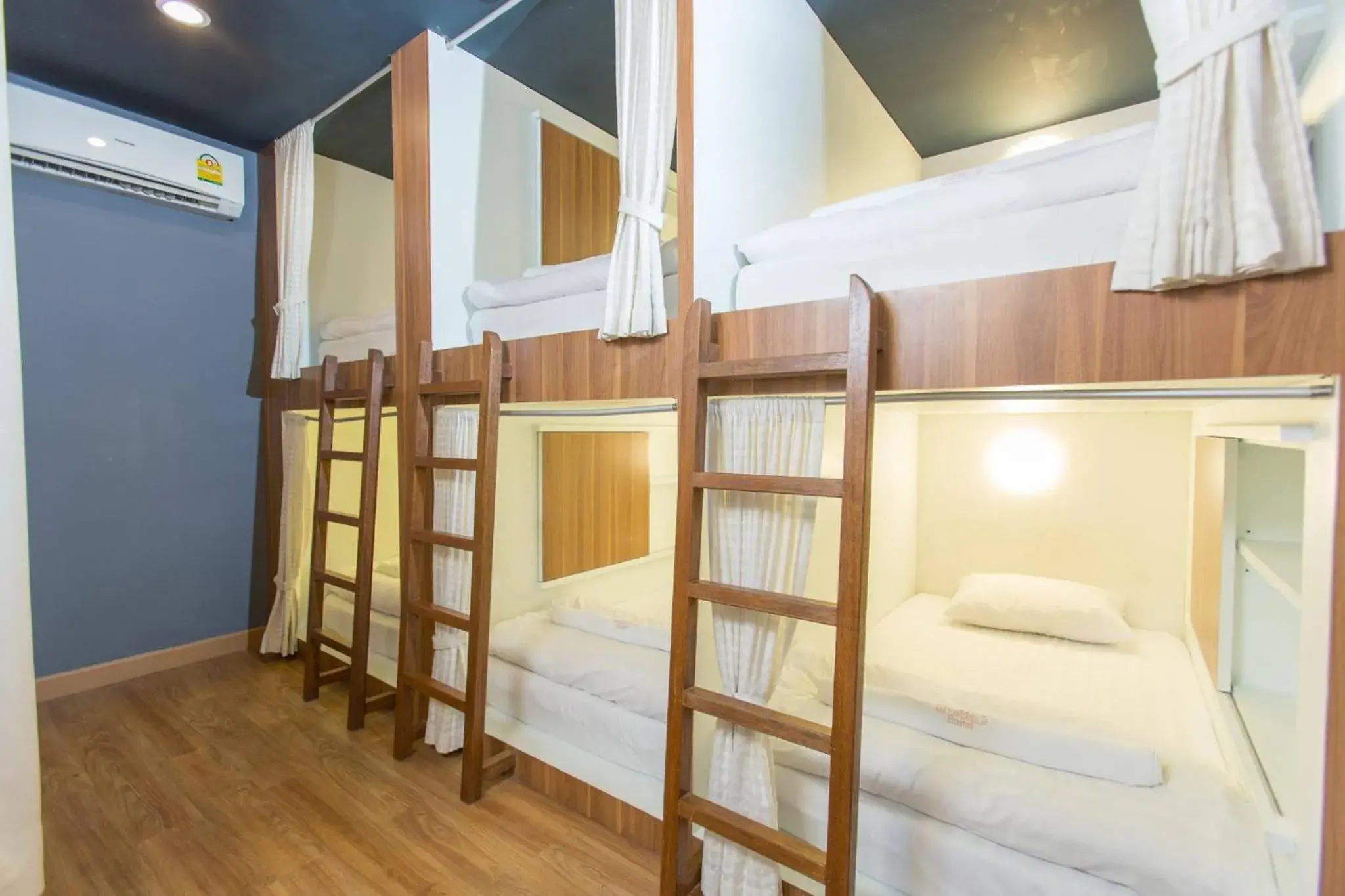 Bed in 8-Bed Mixed Dormitory Room in Give Me 5 Hostel Bed in 8-Bed Mixed Dormitory Room in Give Me 5 Hostel