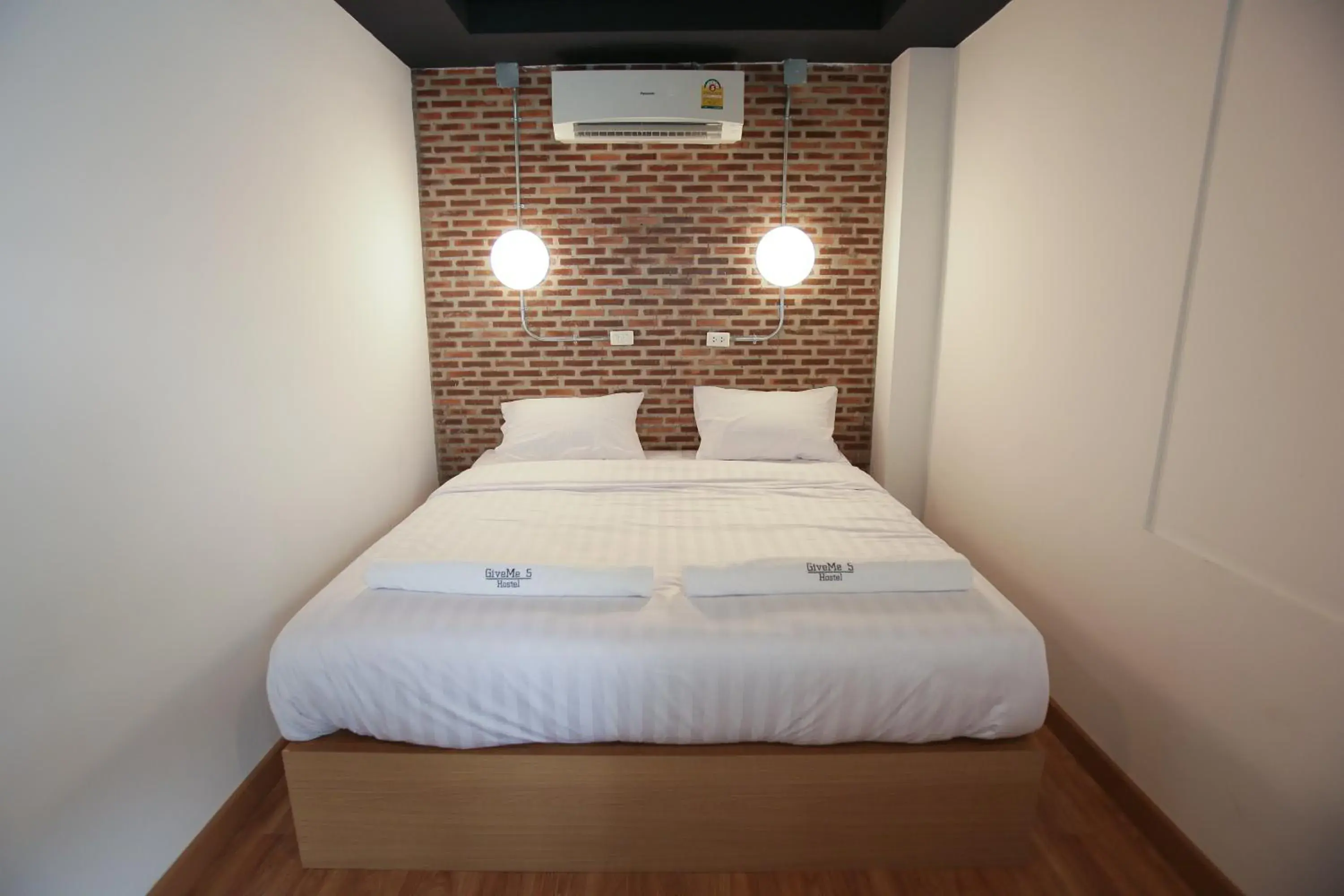 Double Room with Private Bathroom in Give Me 5 Hostel Double Room with Private Bathroom in Give Me 5 Hostel