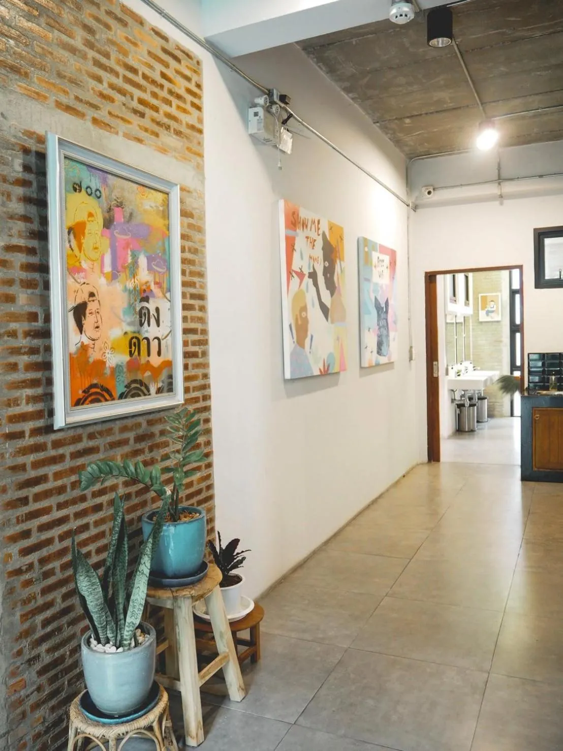 Communal kitchen in Give Me 5 Hostel