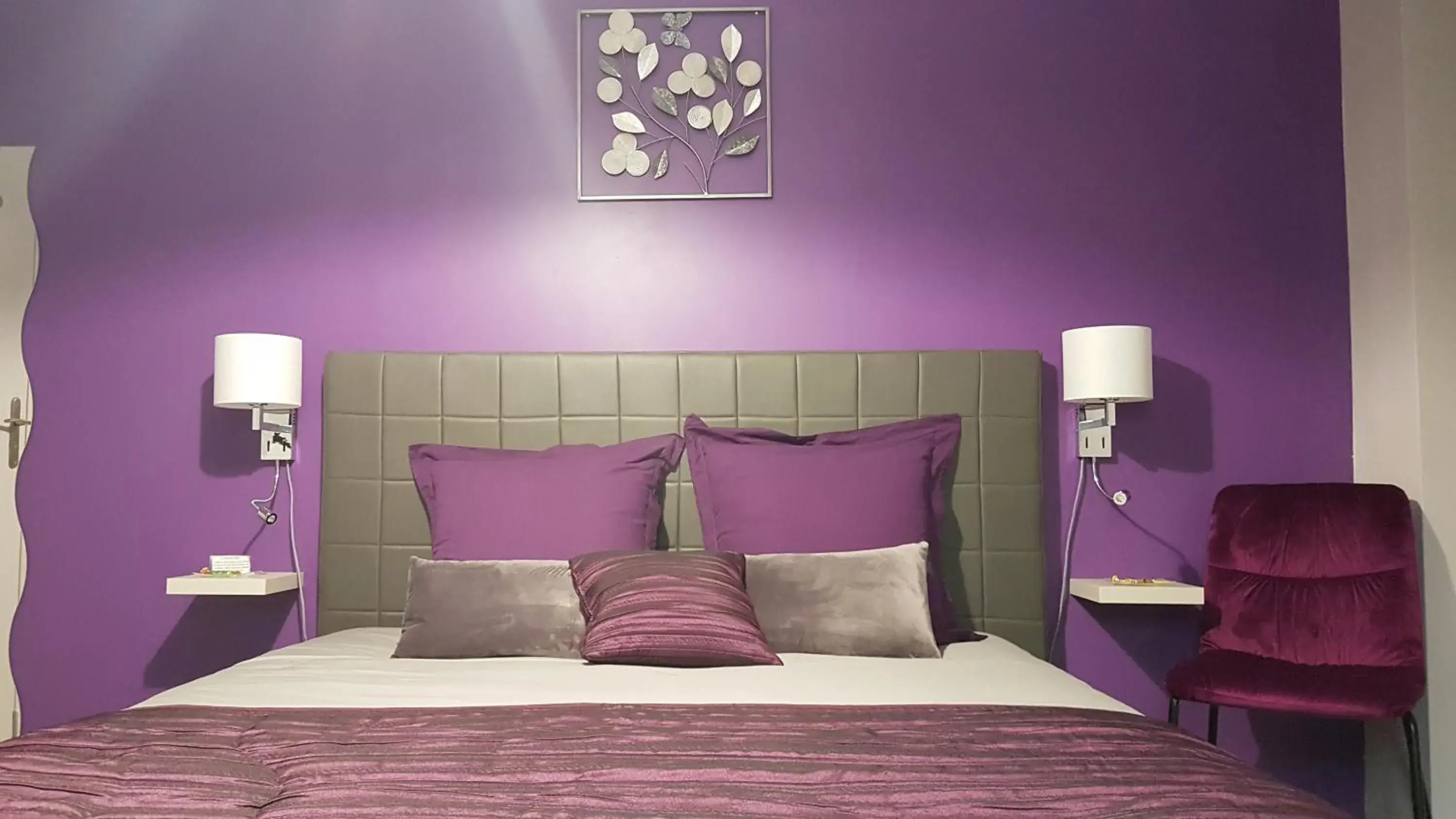 Triple Room with Shower in Fred et Jules Triple Room with Shower in Fred et Jules