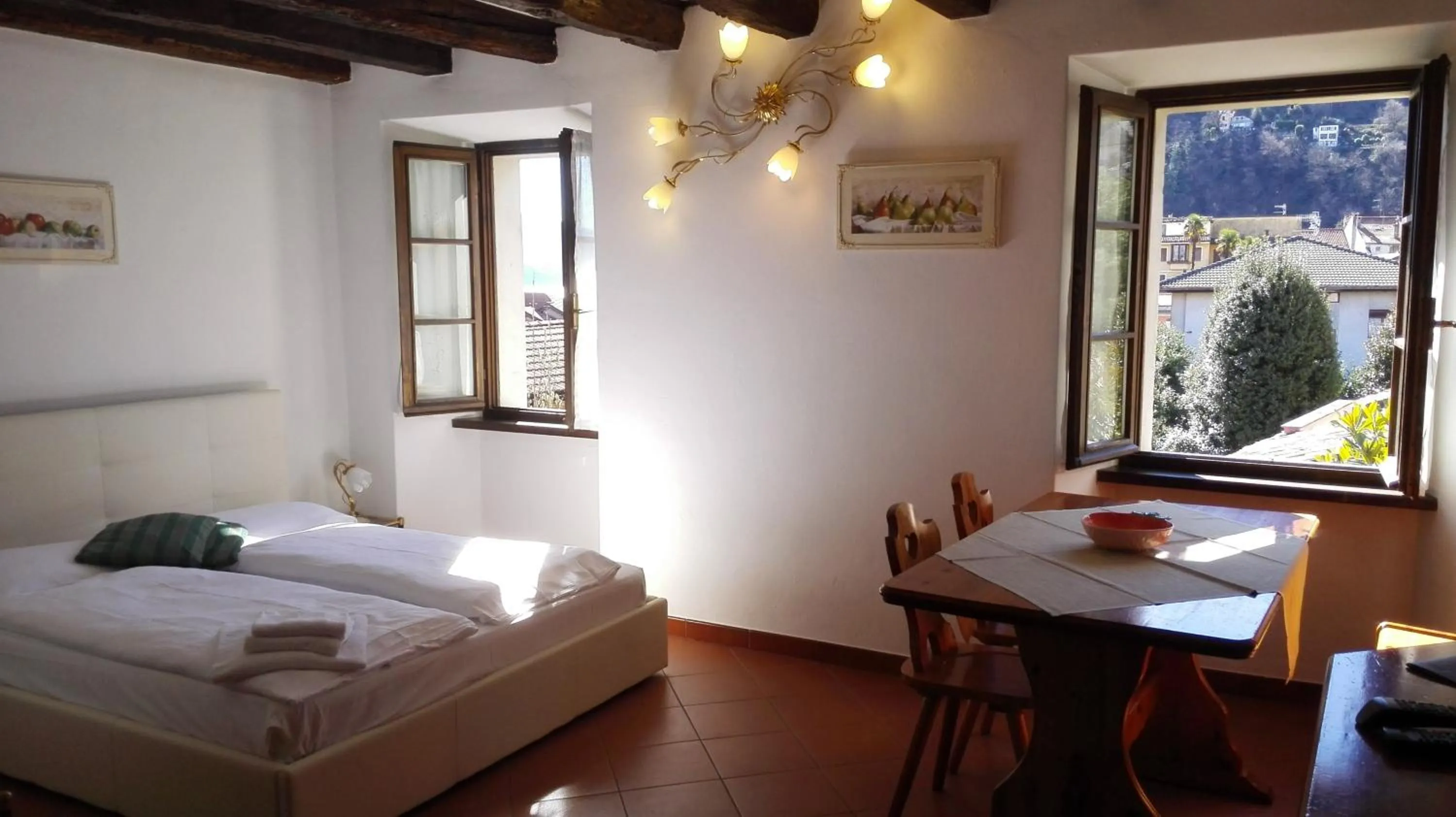 Living room, Bed in Casa Cannobio