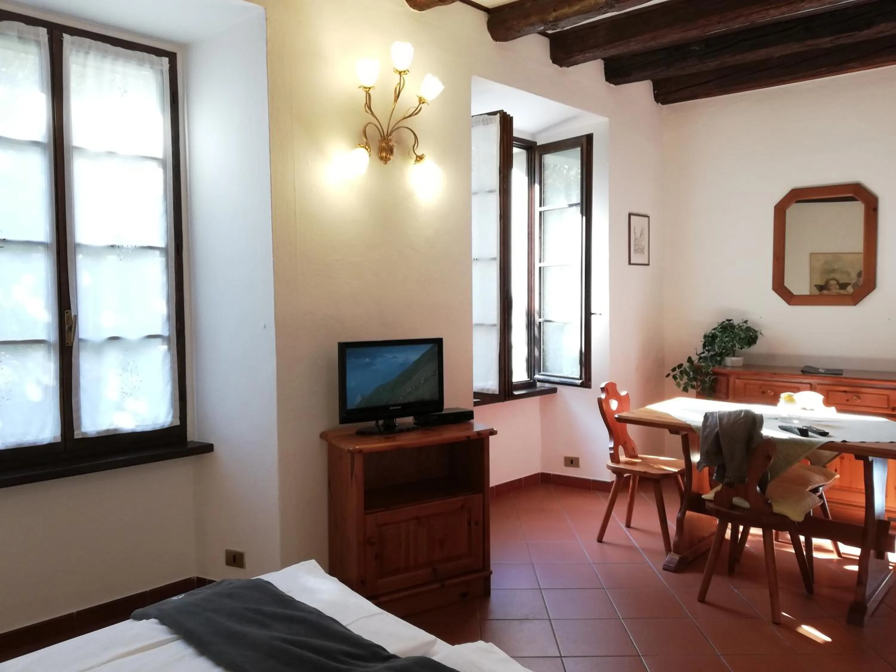 TV and multimedia, Bed in Casa Cannobio