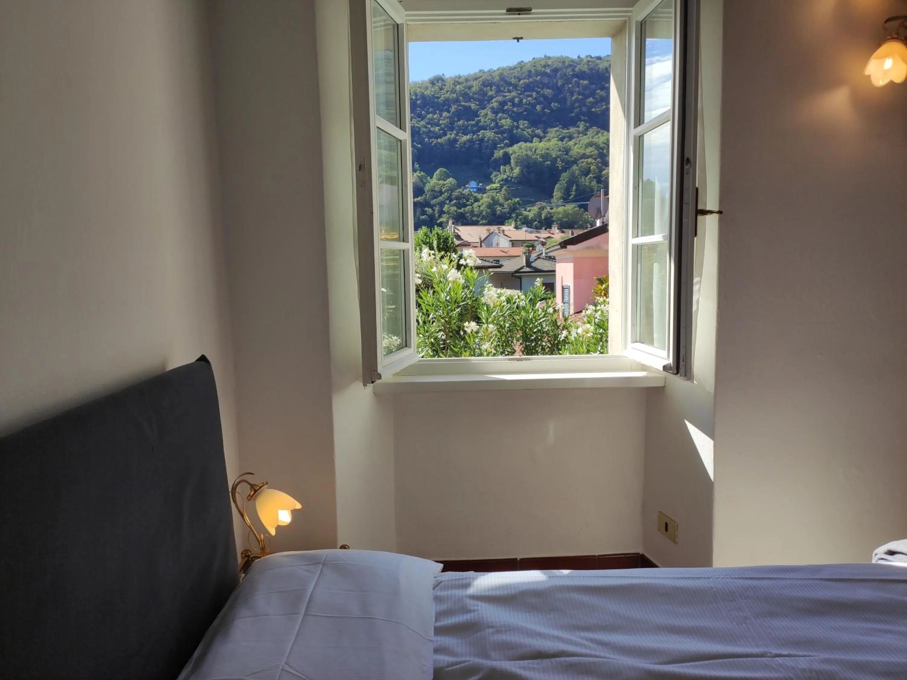 View (from property/room), Bed in Casa Cannobio