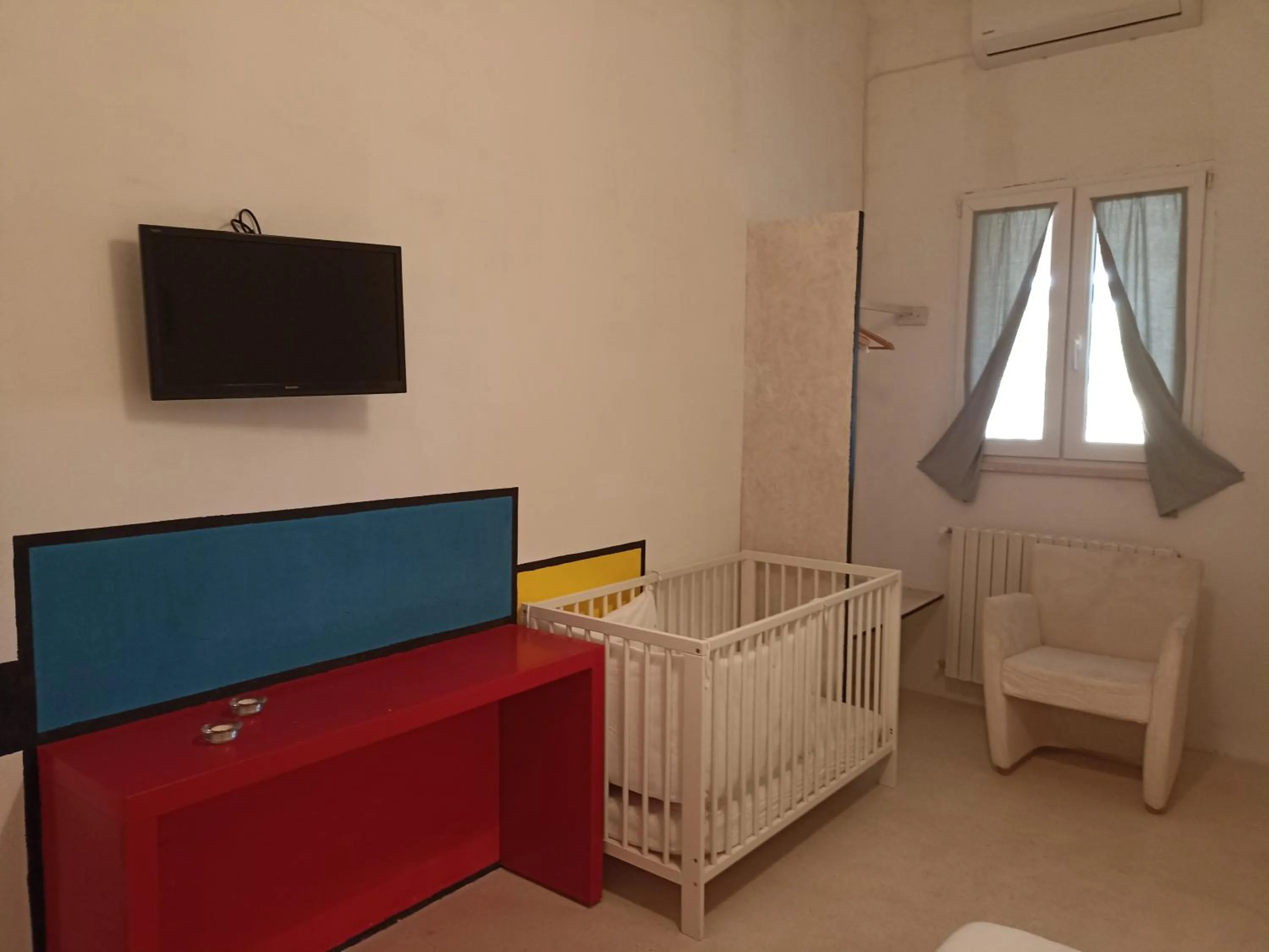 Photo of the whole room, Bed in La casa degli artisti