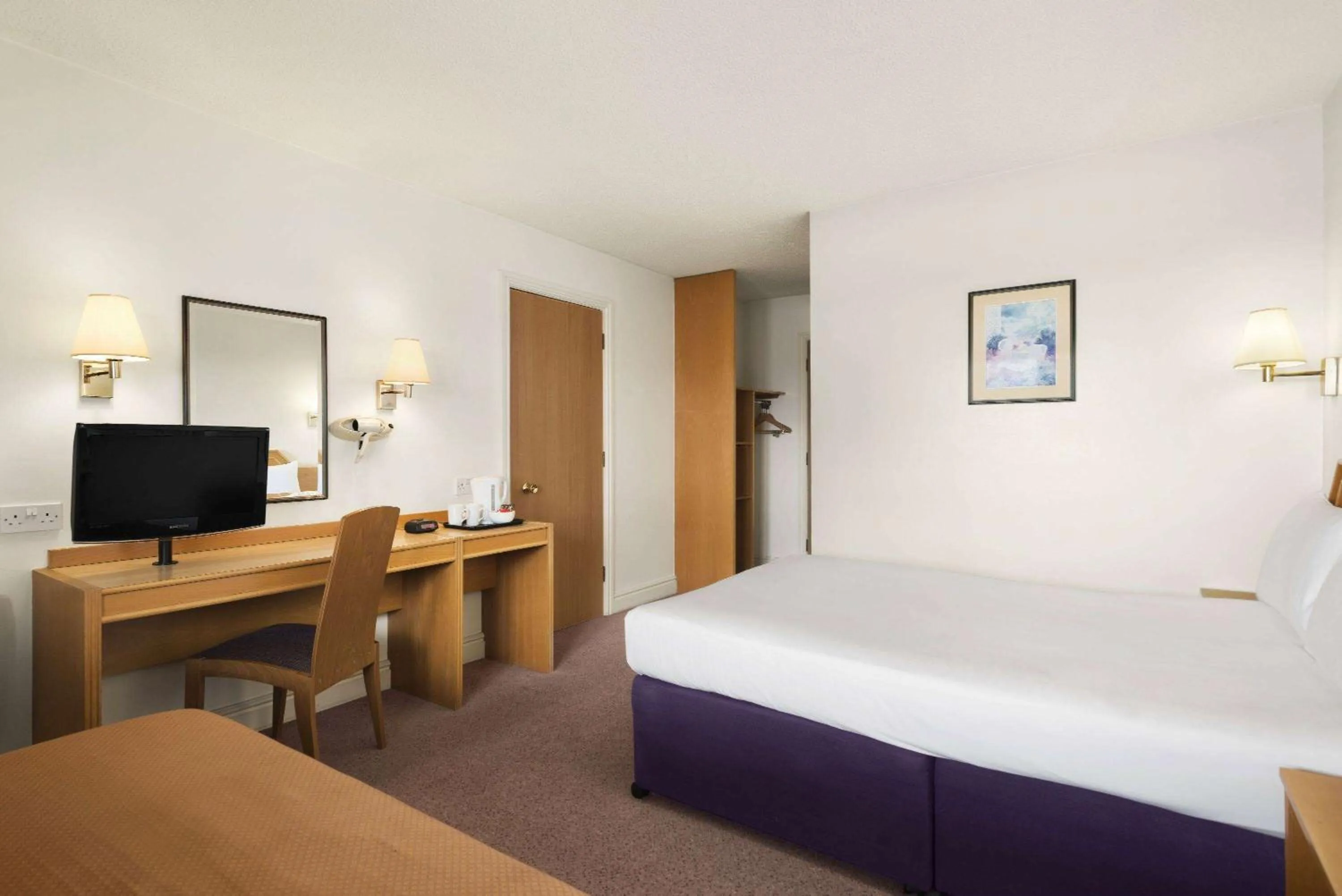 Photo of the whole room, Bed in Days Inn Kendal - Killington Lake