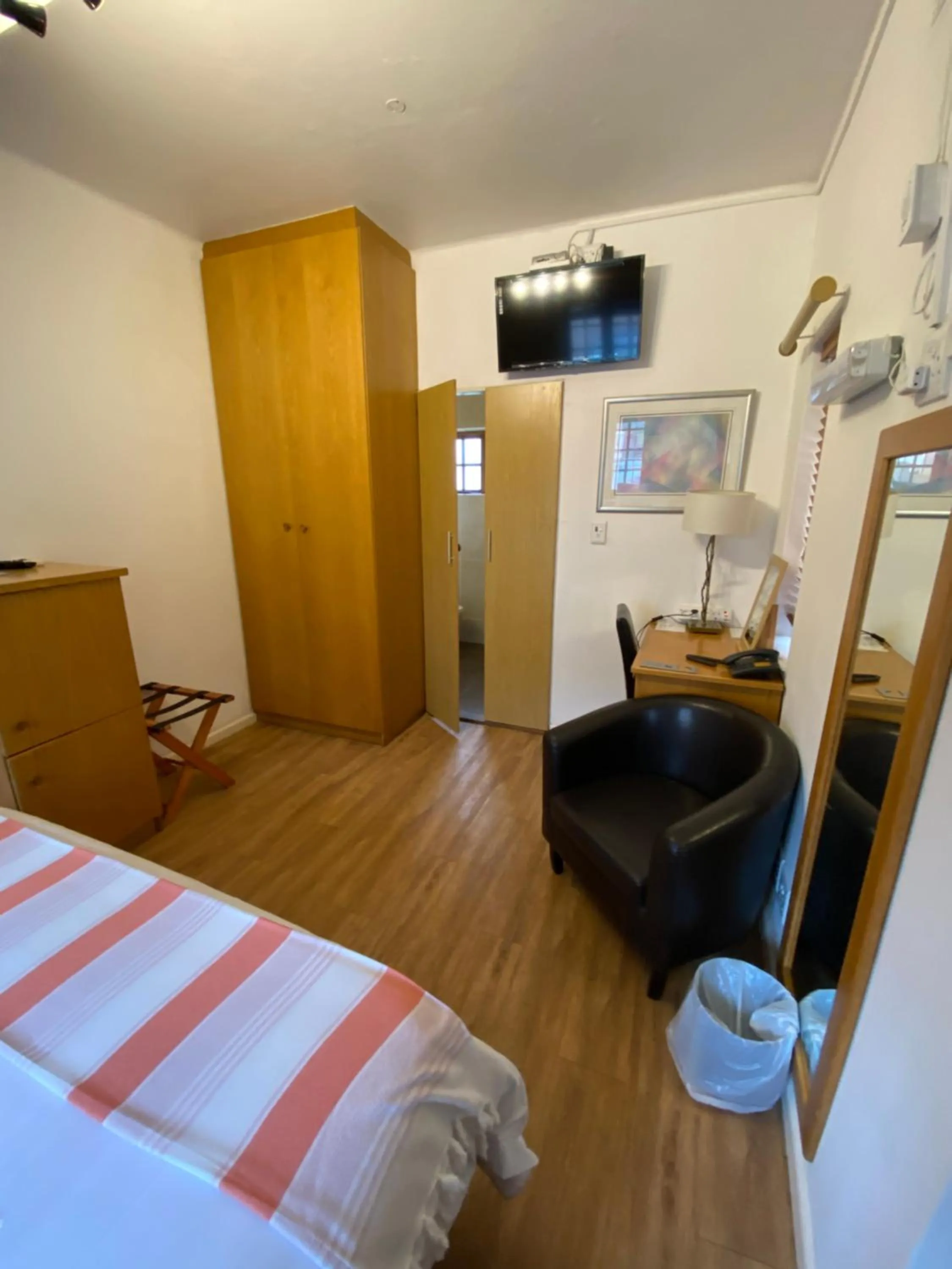 Bedroom, Bed in Cotswold House