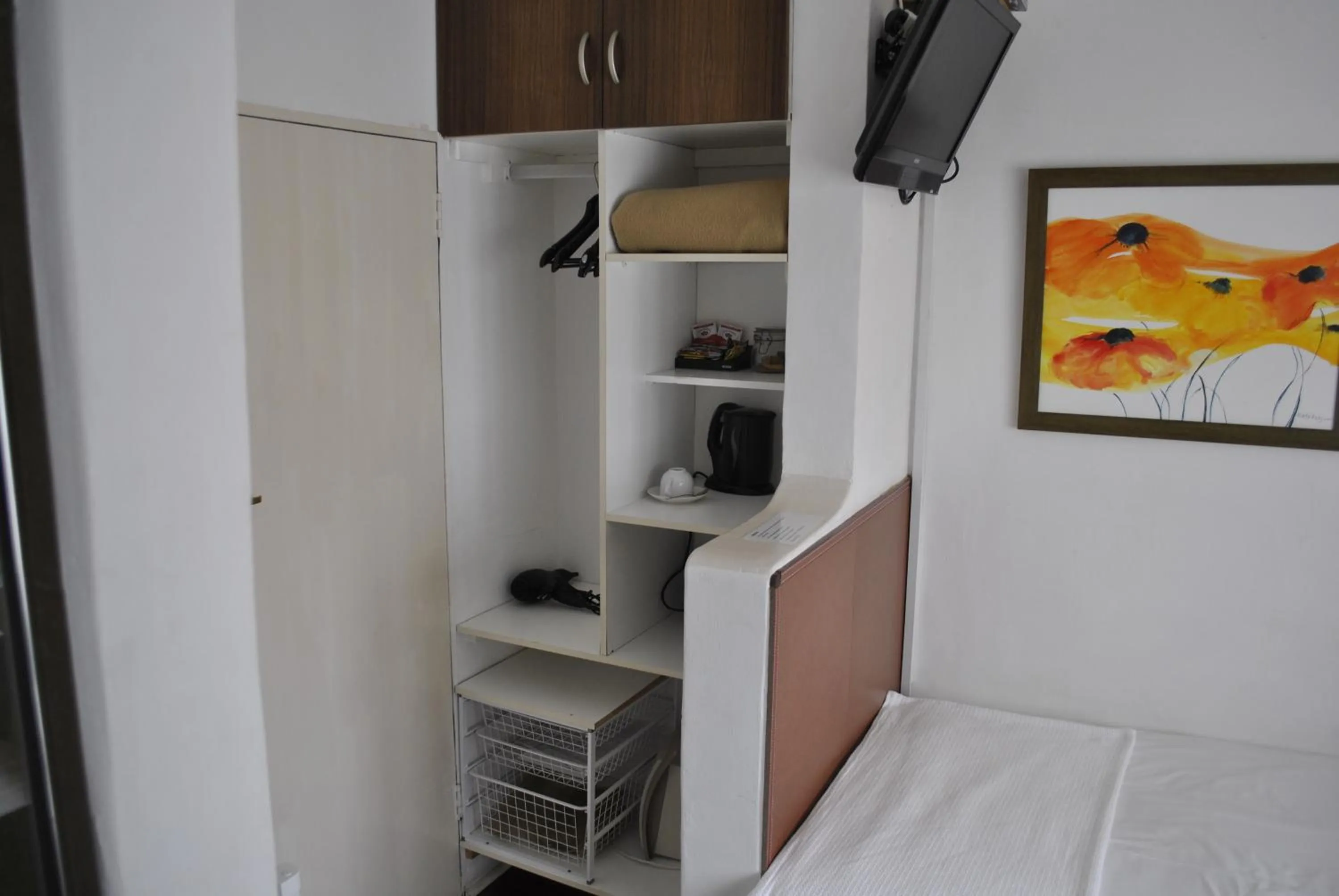 Coffee/tea facilities, Bed in Cotswold House