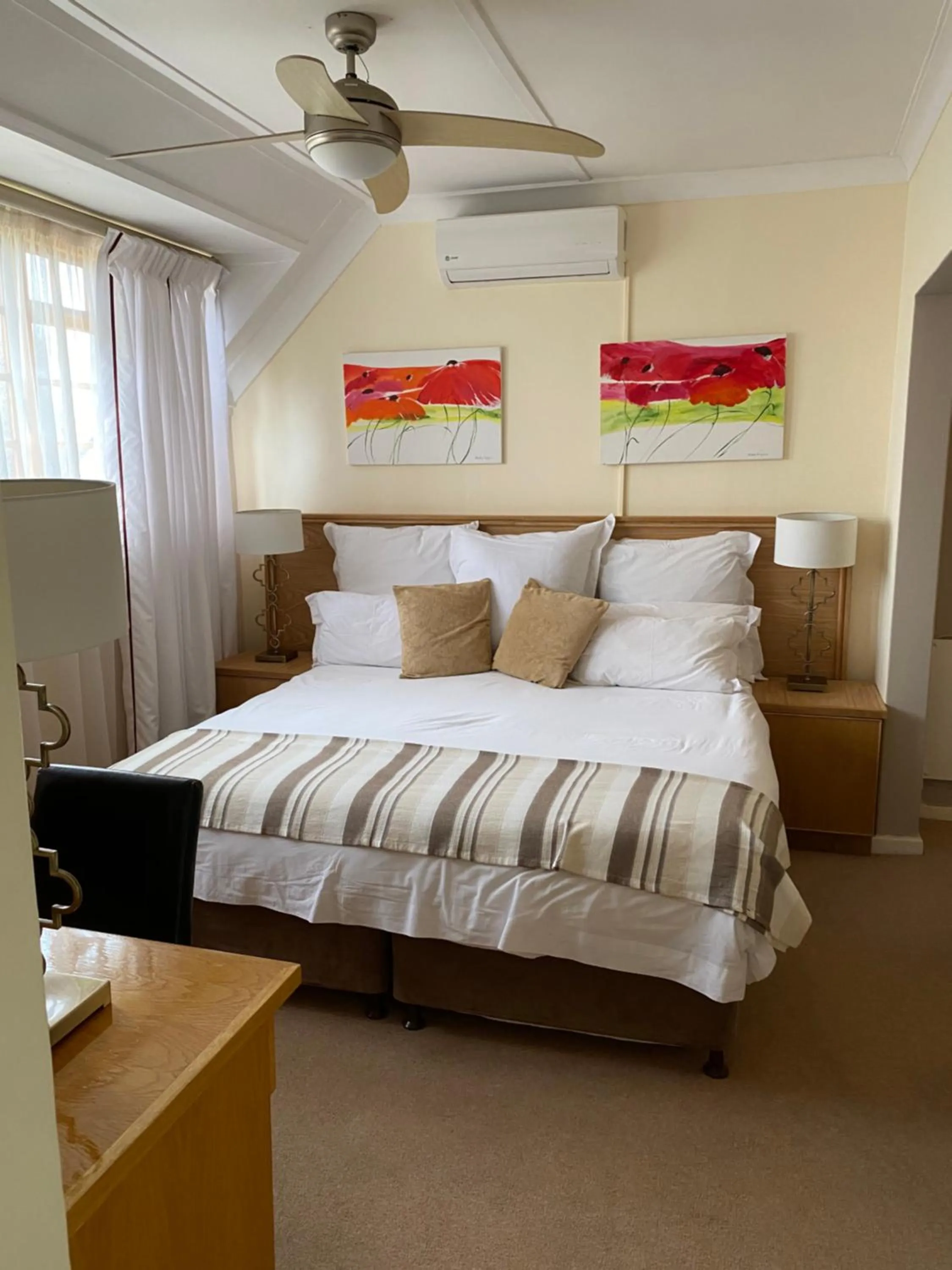 Bedroom, Bed in Cotswold House