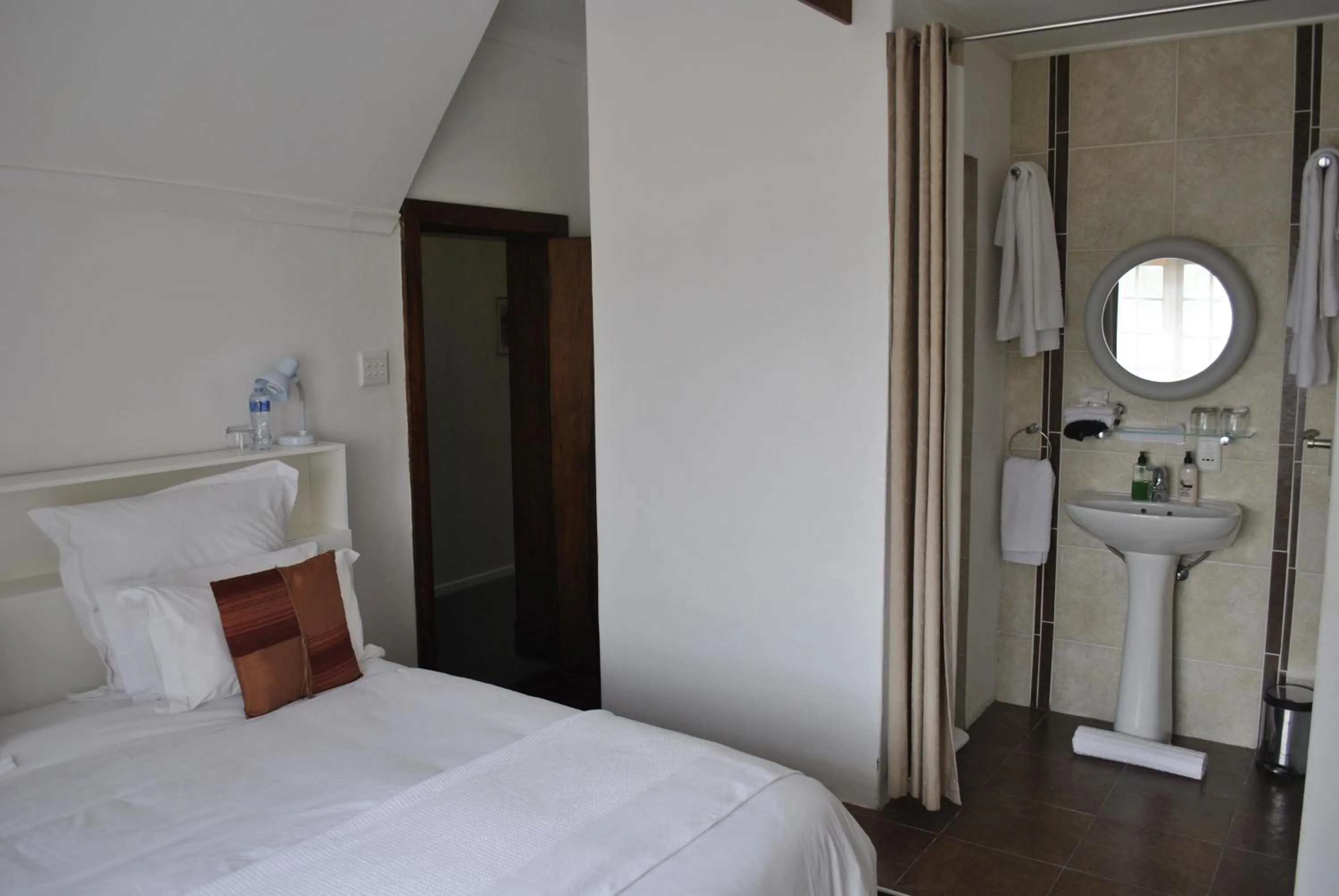 Bathroom, Bed in Cotswold House