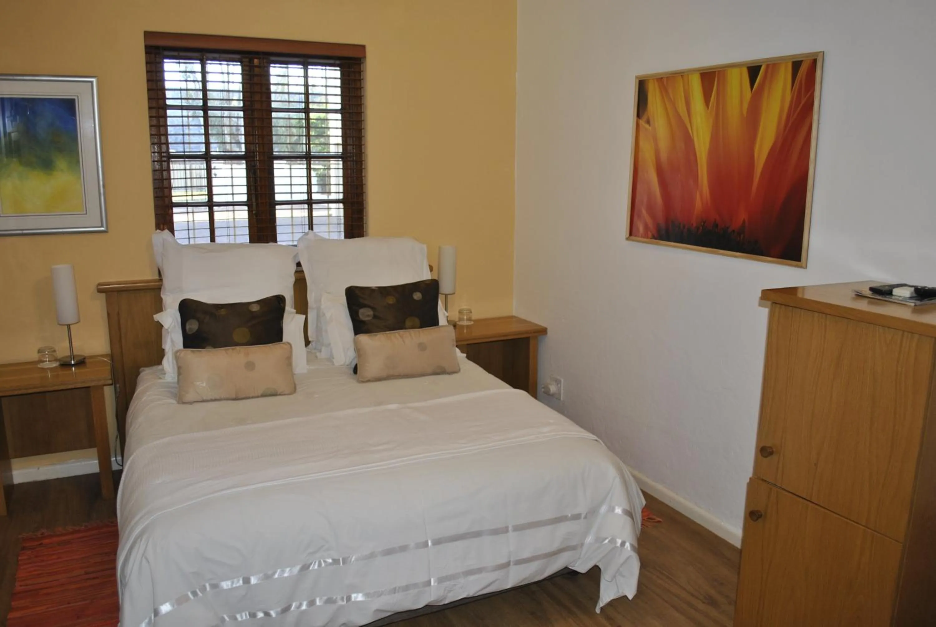 Bathroom, Bed in Cotswold House