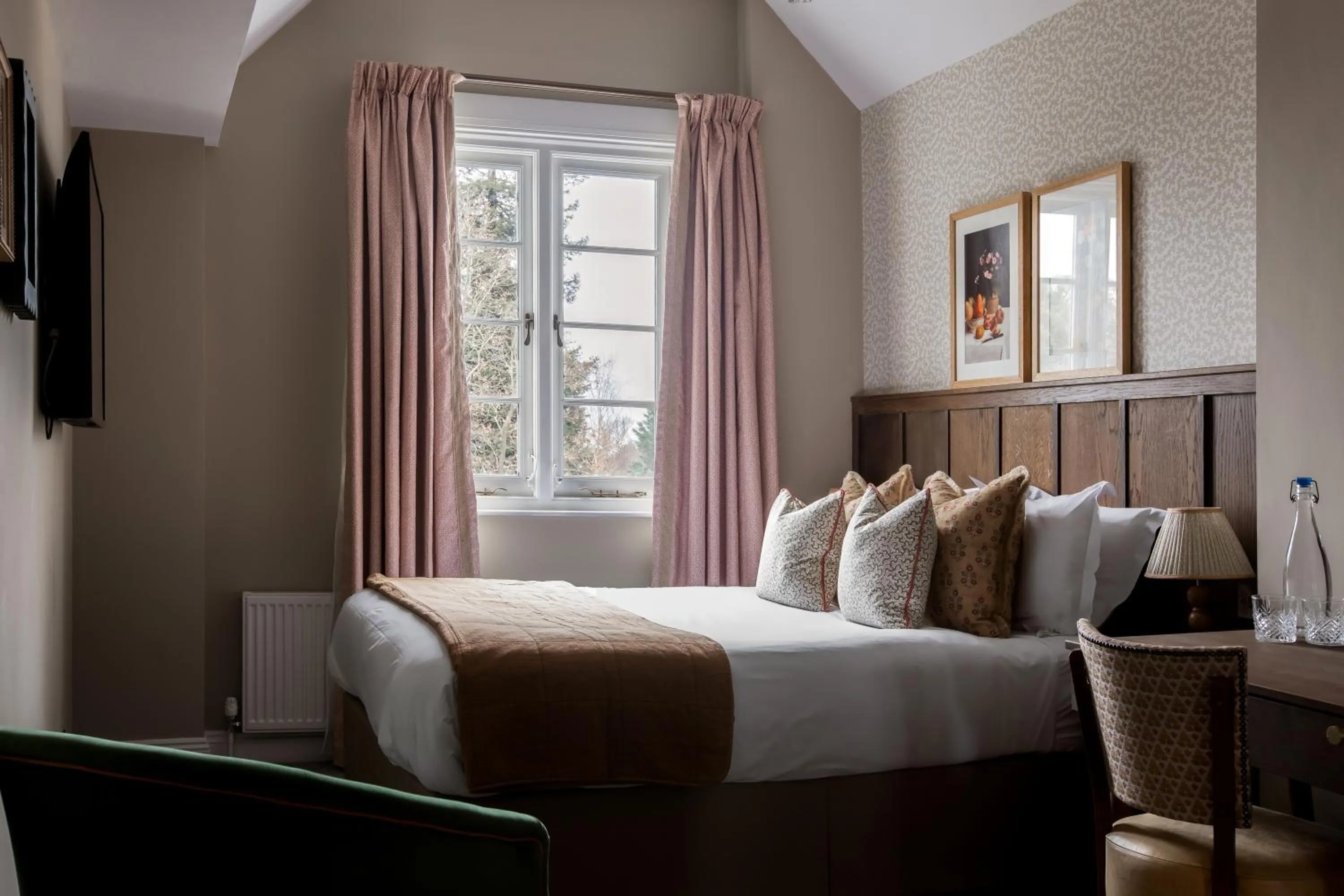 Bedroom, Bed in Worplesdon Place Hotel