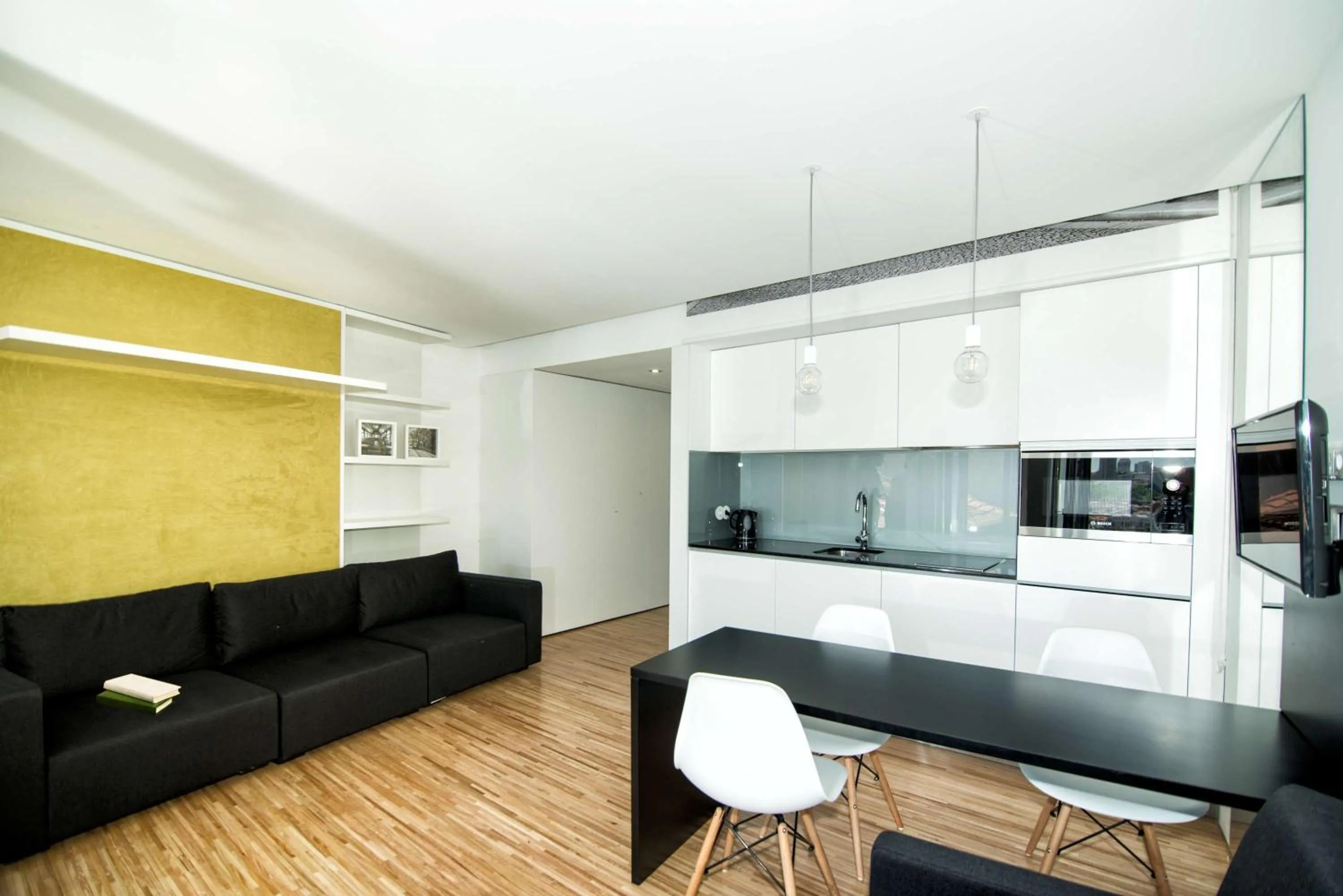 Kitchen or kitchenette in Cathedral Design Apartments