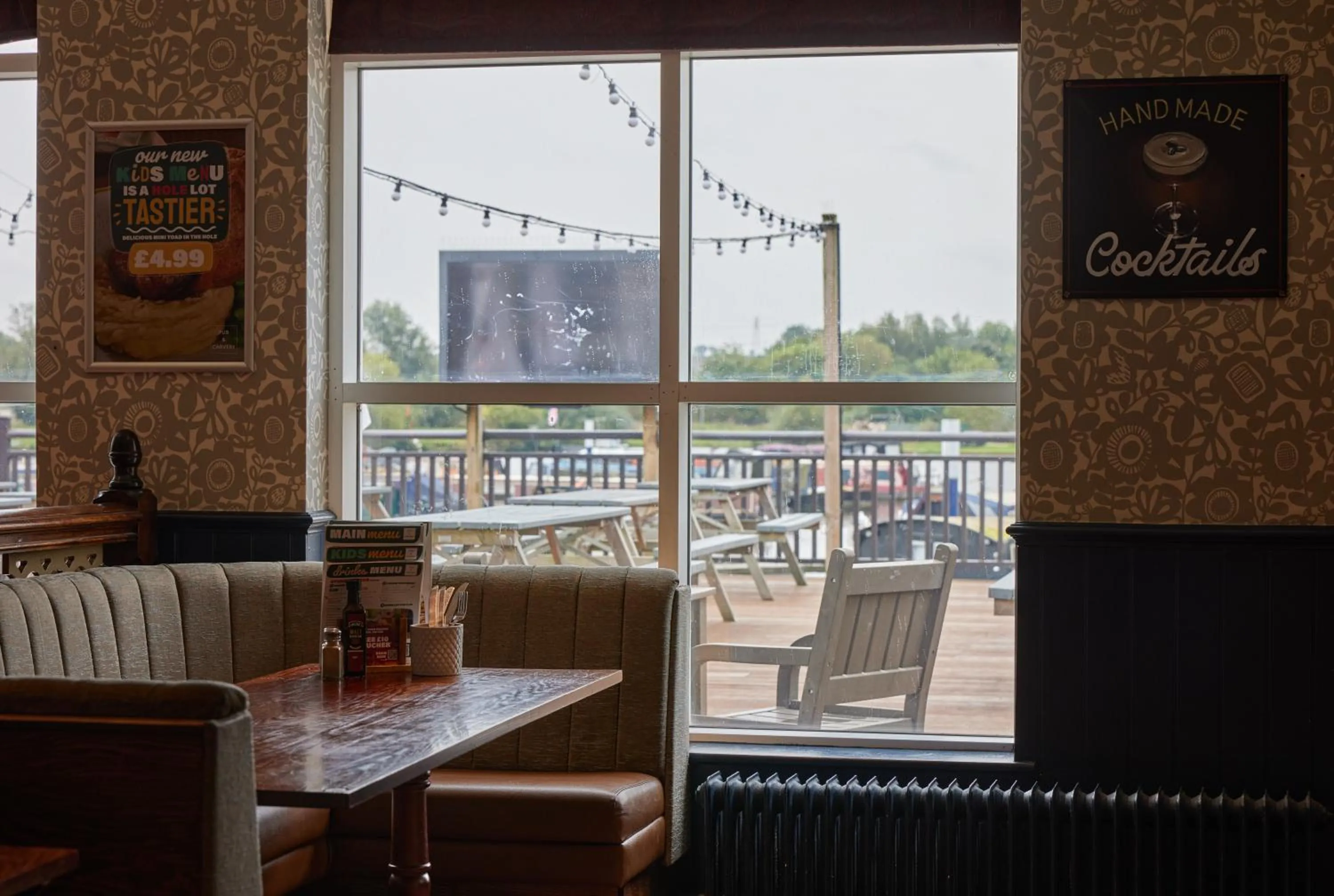 Restaurant/places to eat in The Quays by Greene King Inns