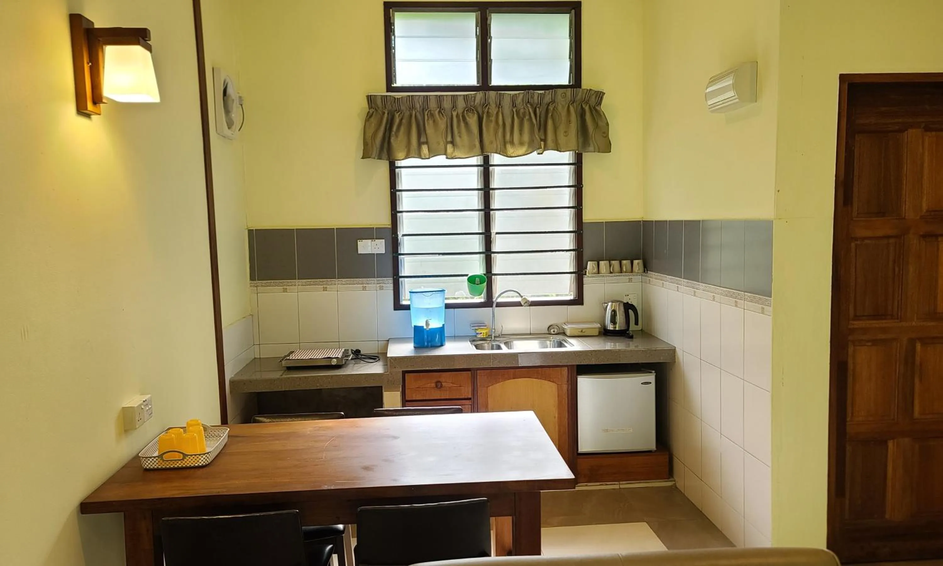 Kitchen or kitchenette in Sepilok B&B