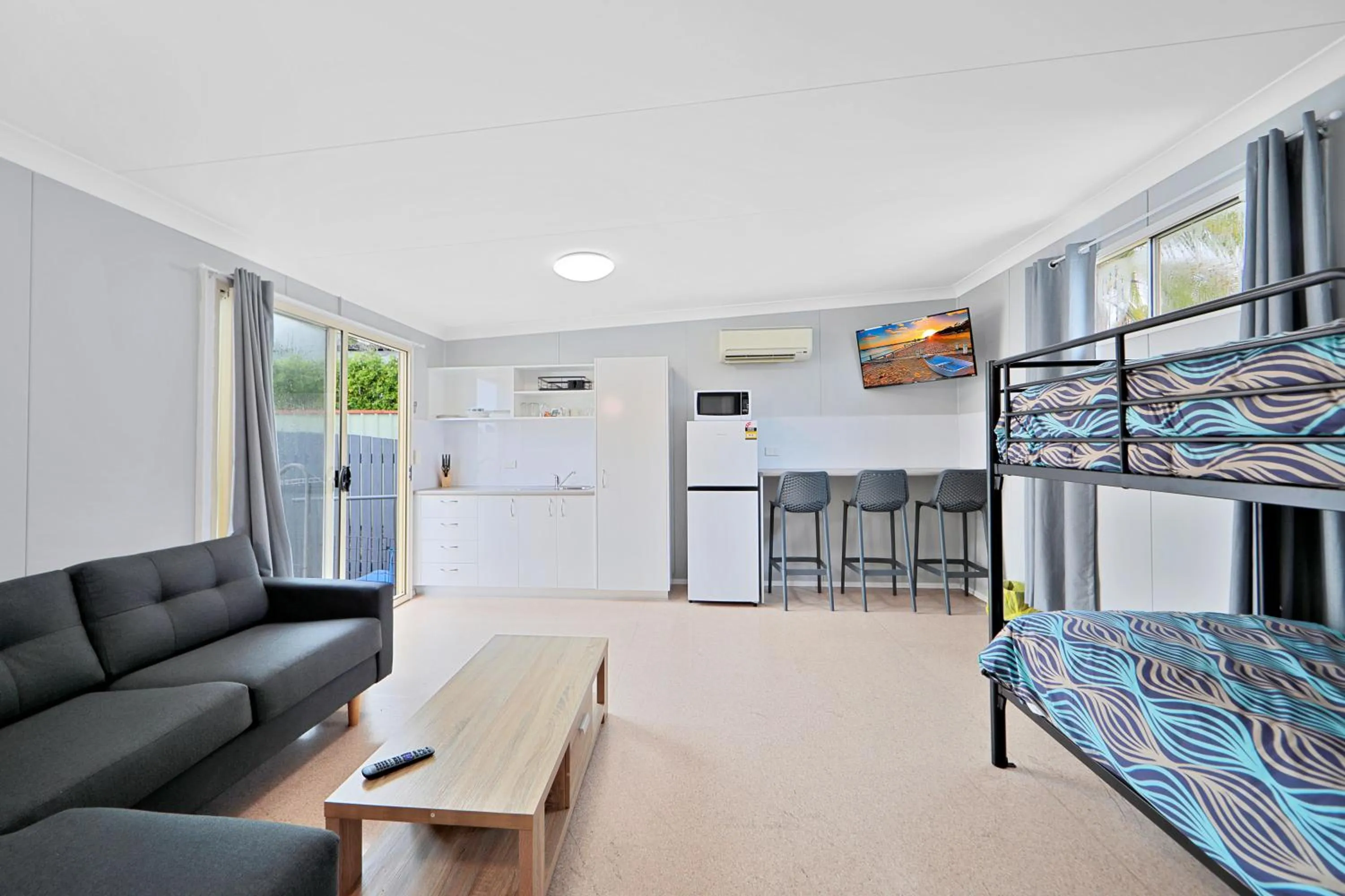 Kitchen or kitchenette, Bed in Ned Kelly's Motel
