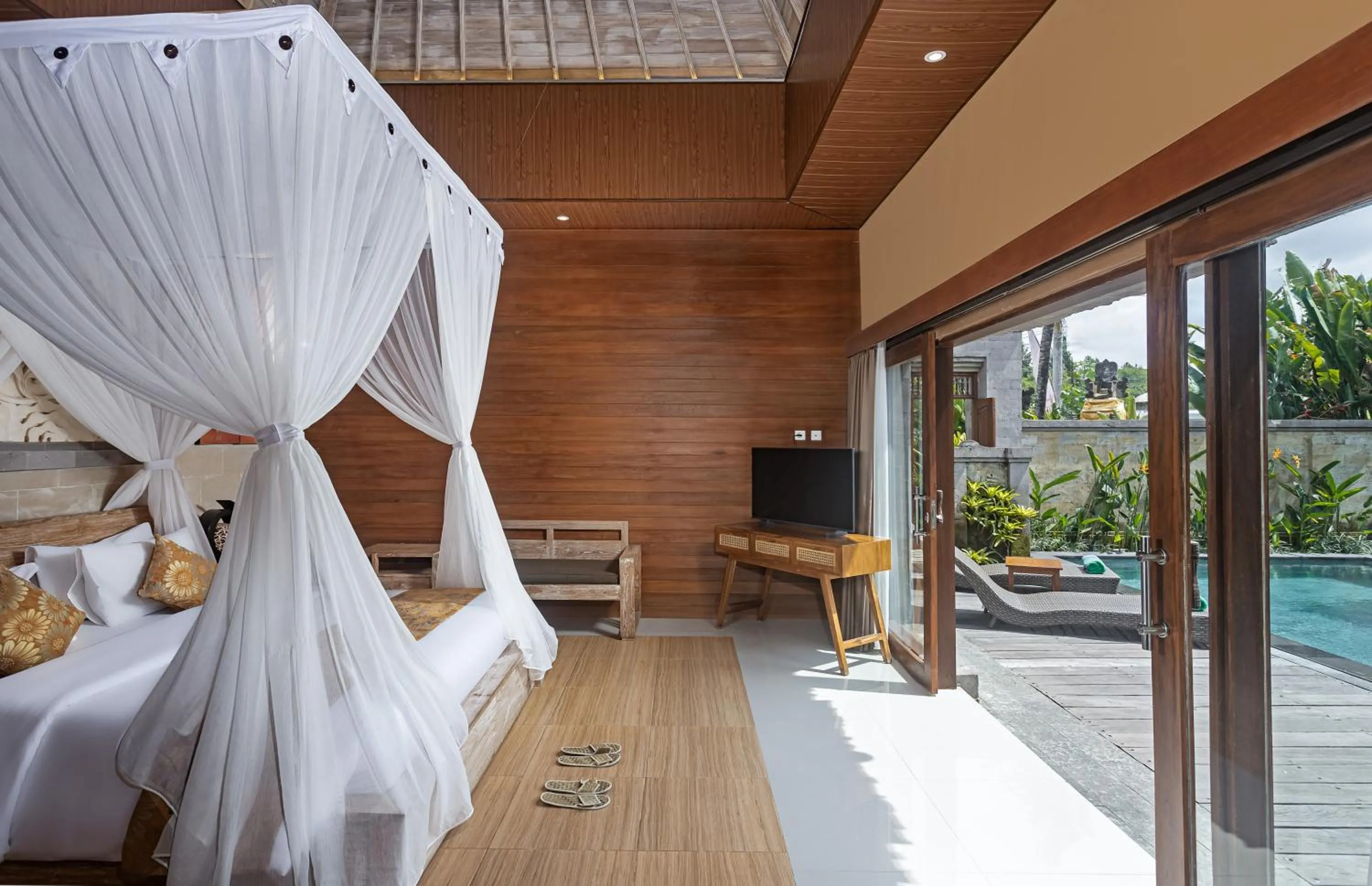 Pool view, Bed in Ubud Lestari Villa