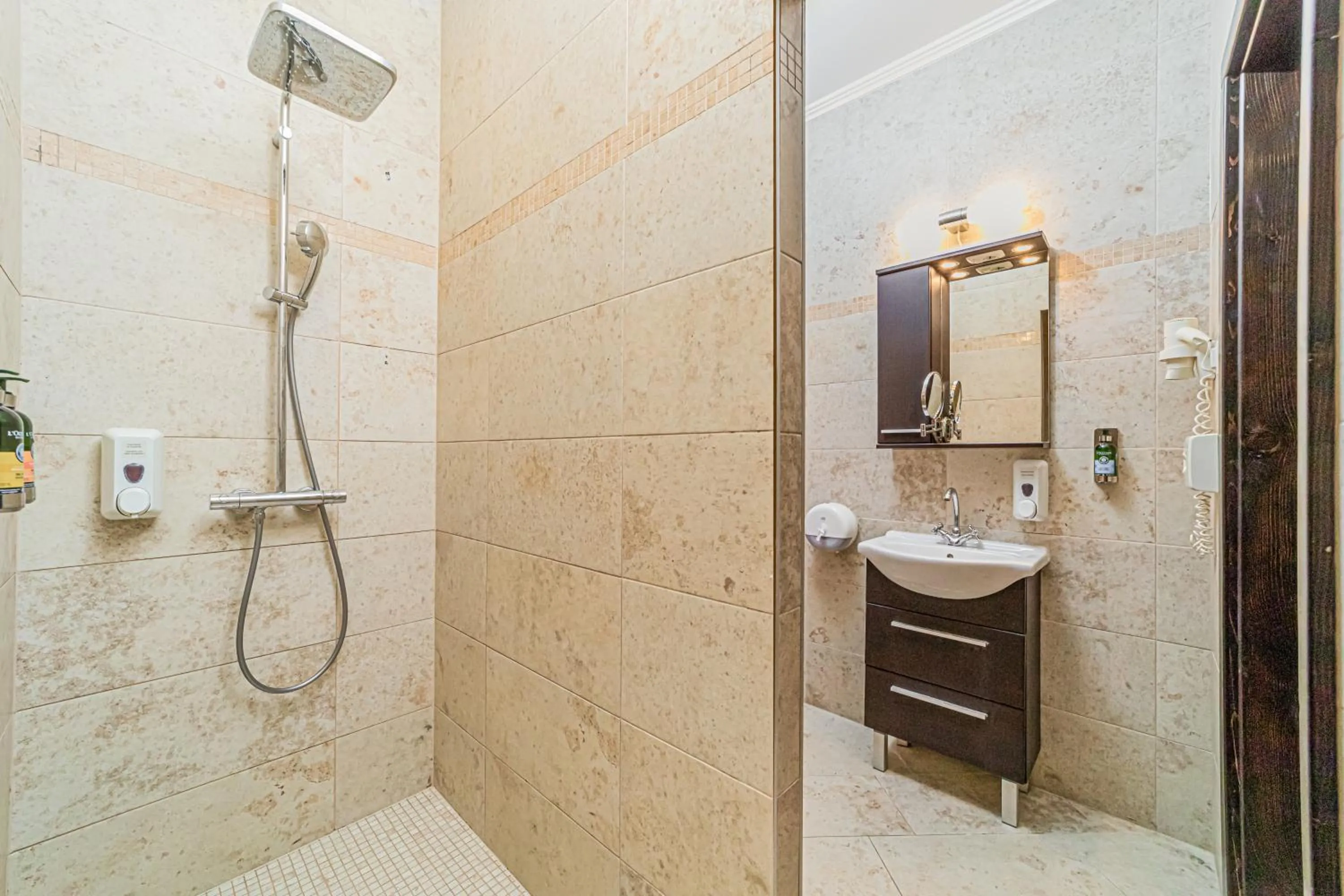 Bathroom in Komló Hotel Gyula