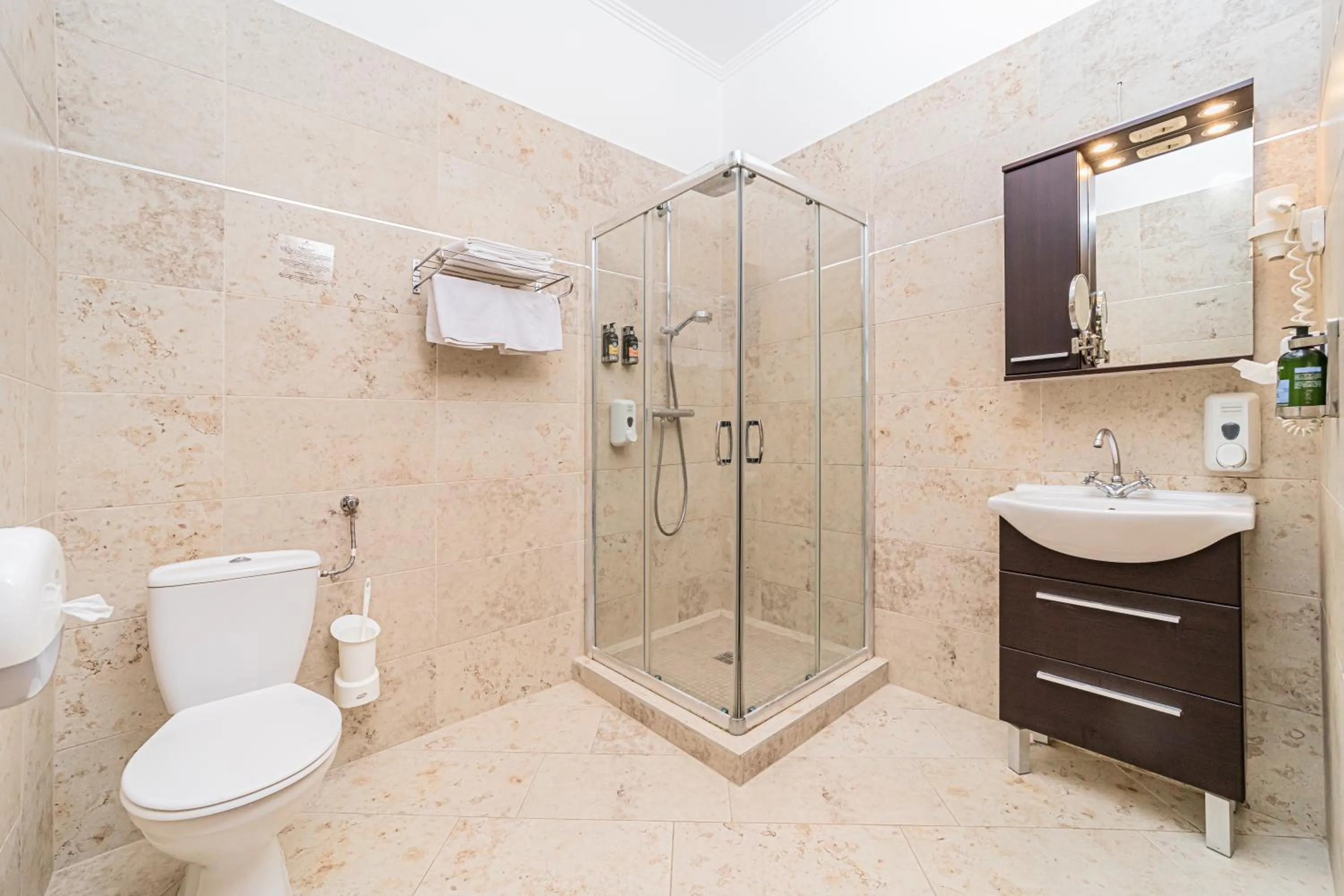 Bathroom in Komló Hotel Gyula