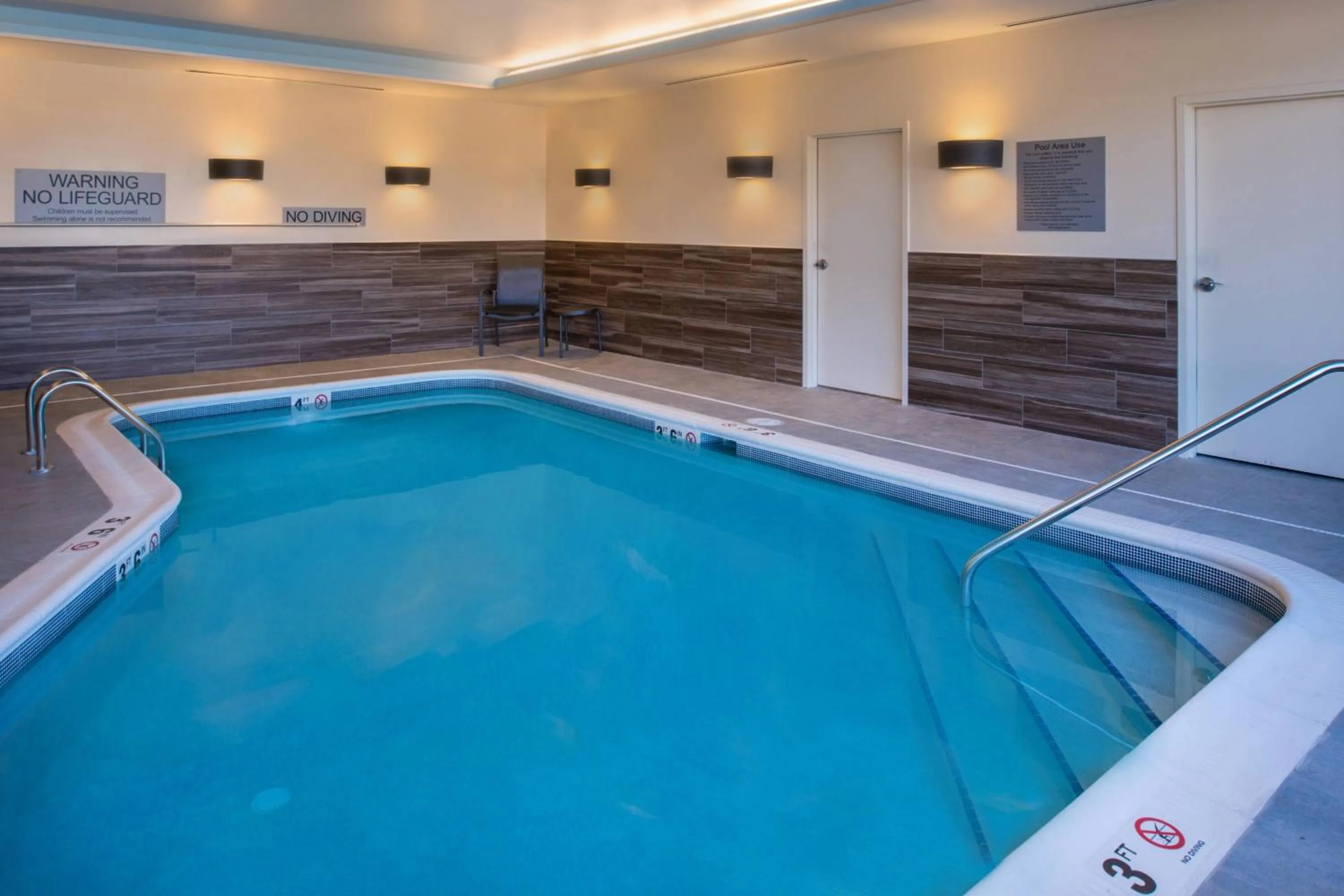 Swimming pool in Fairfield Inn & Suites by Marriott Akron Stow