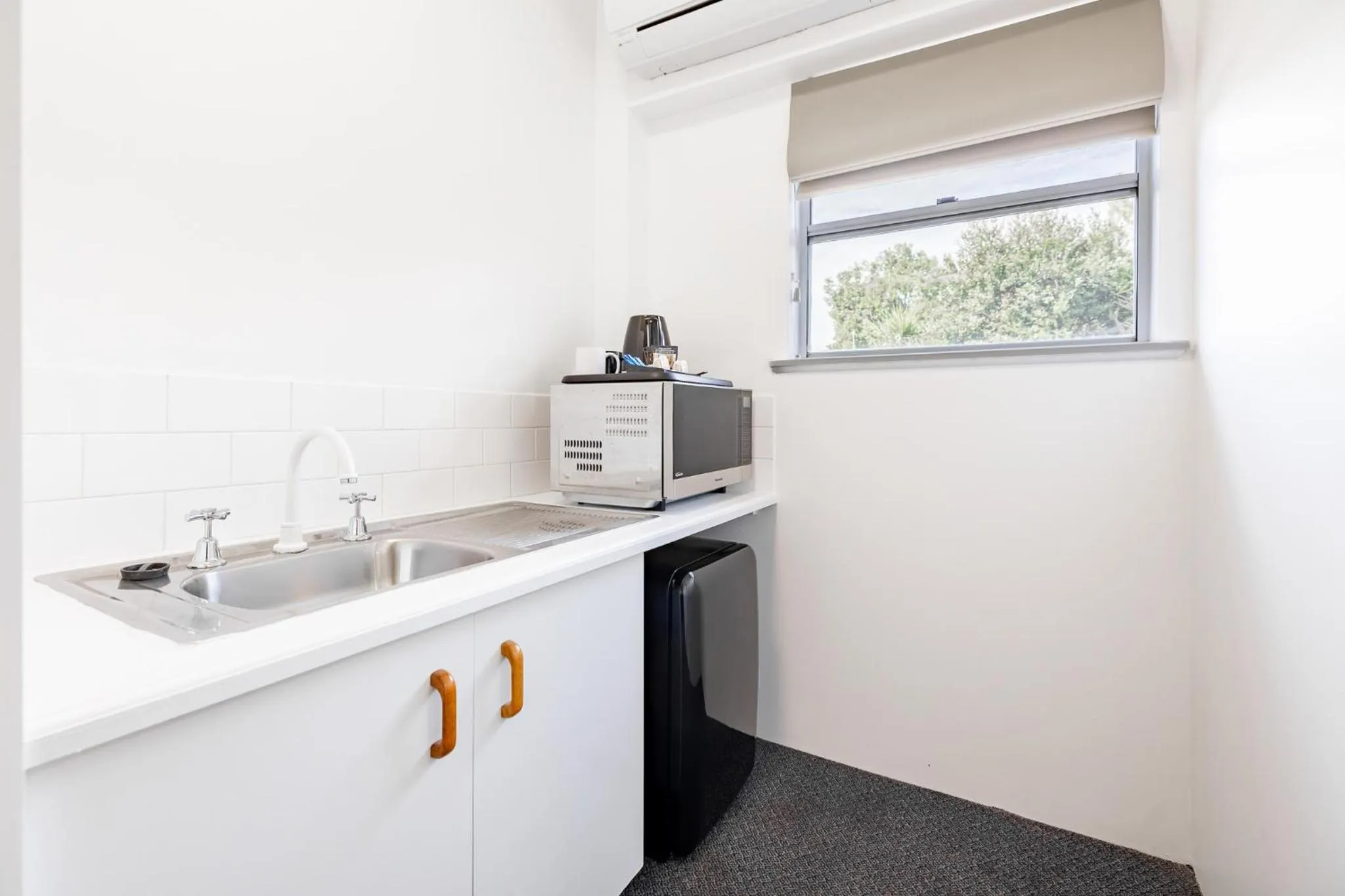 Kitchen or kitchenette in Maraboon Motor Inn