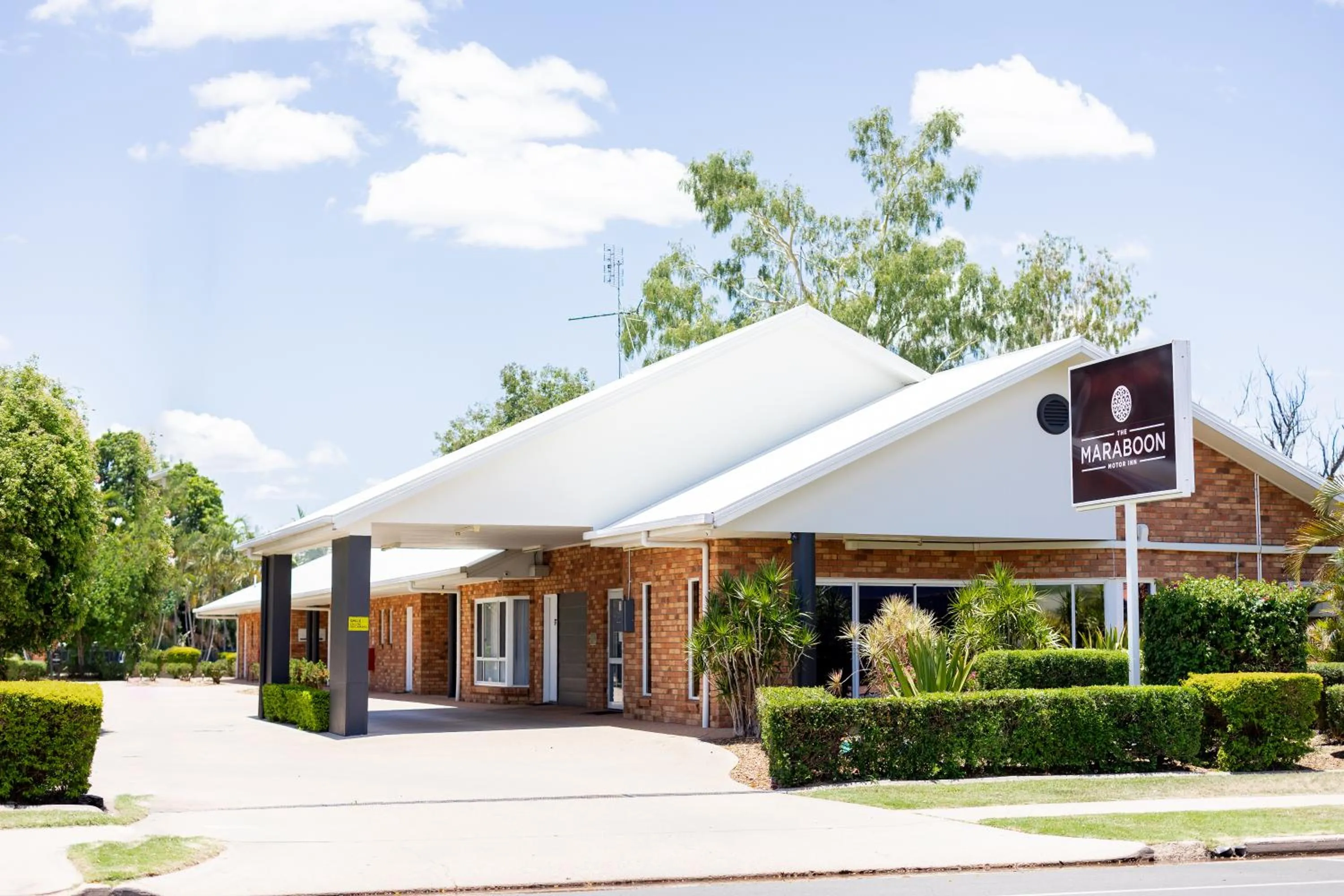 Facade/entrance in Maraboon Motor Inn