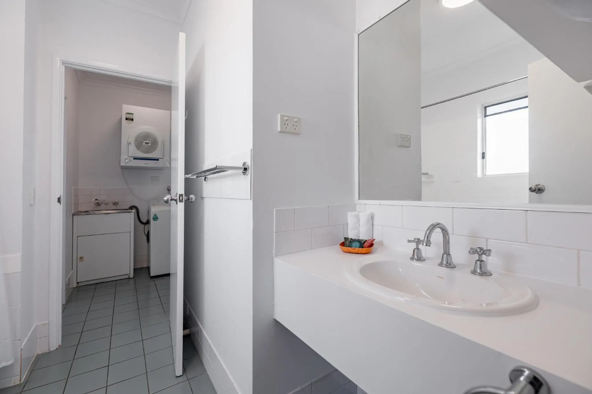 Bathroom in Maraboon Motor Inn