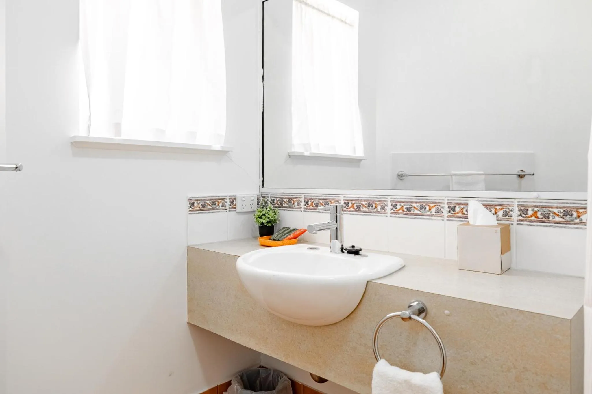 Bathroom in Maraboon Motor Inn