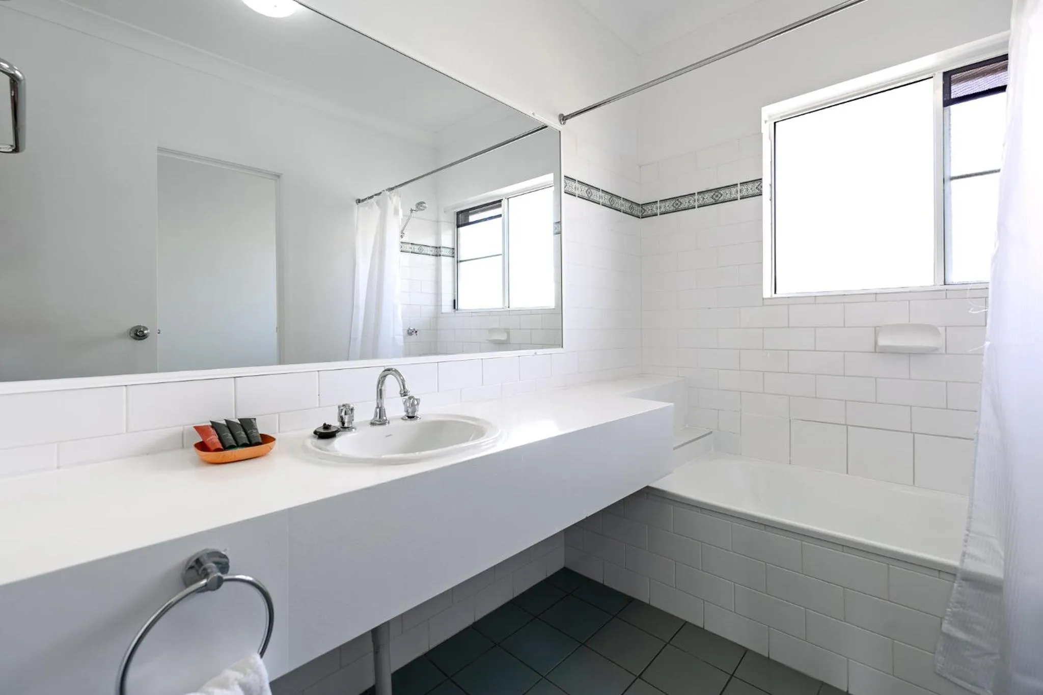 Bathroom in Maraboon Motor Inn