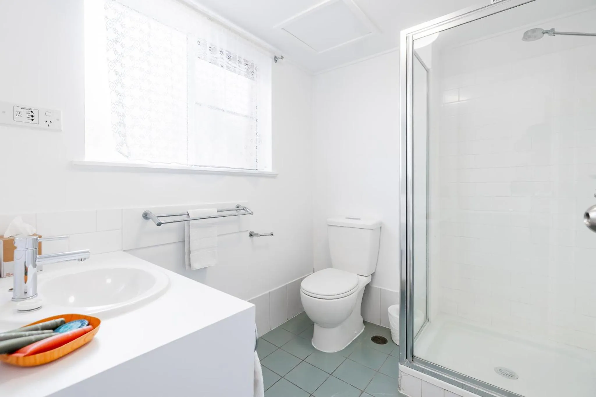 Shower in Maraboon Motor Inn