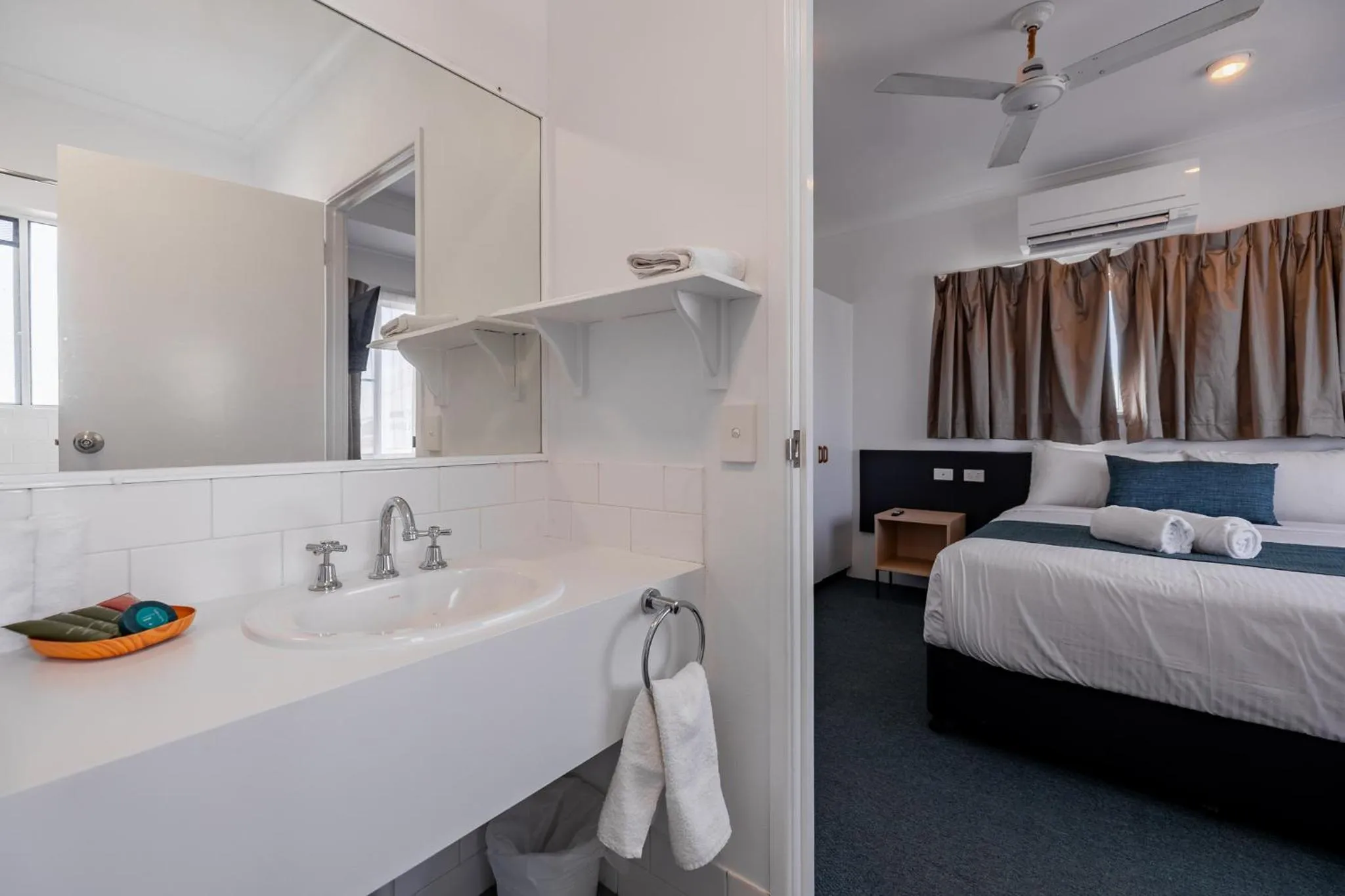 Bathroom, Bed in Maraboon Motor Inn