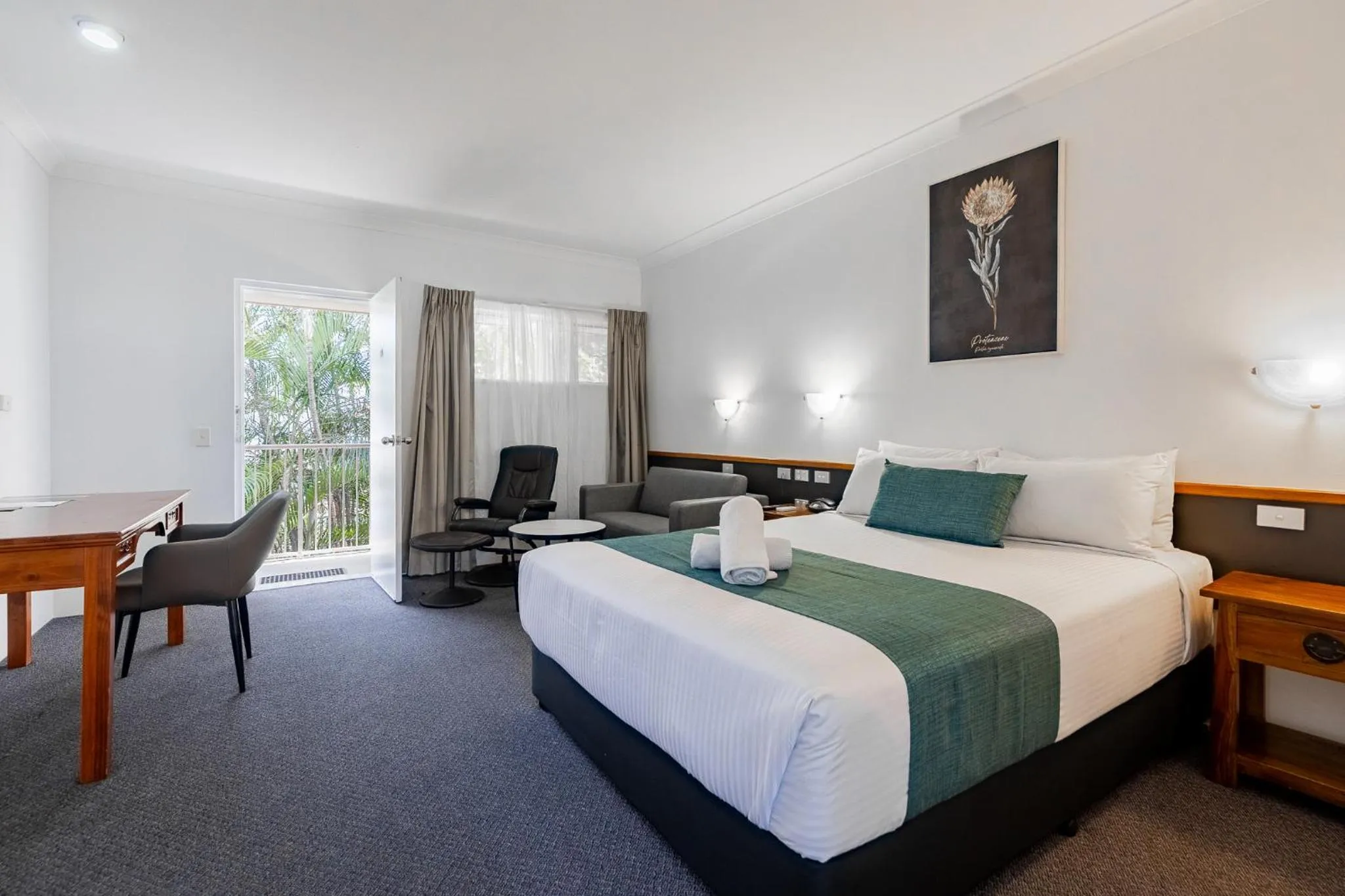 Photo of the whole room, Bed in Maraboon Motor Inn