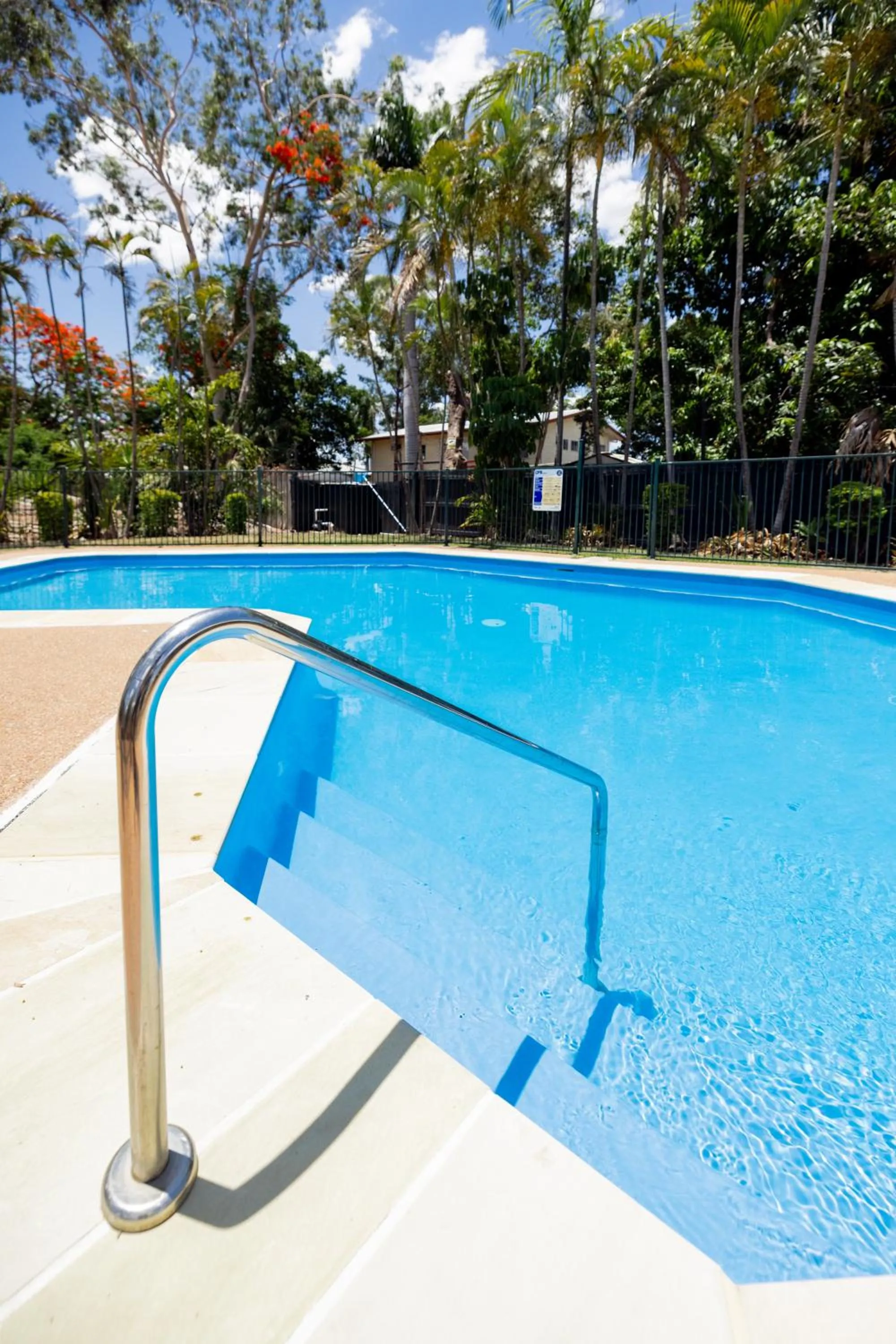 Swimming pool in Maraboon Motor Inn